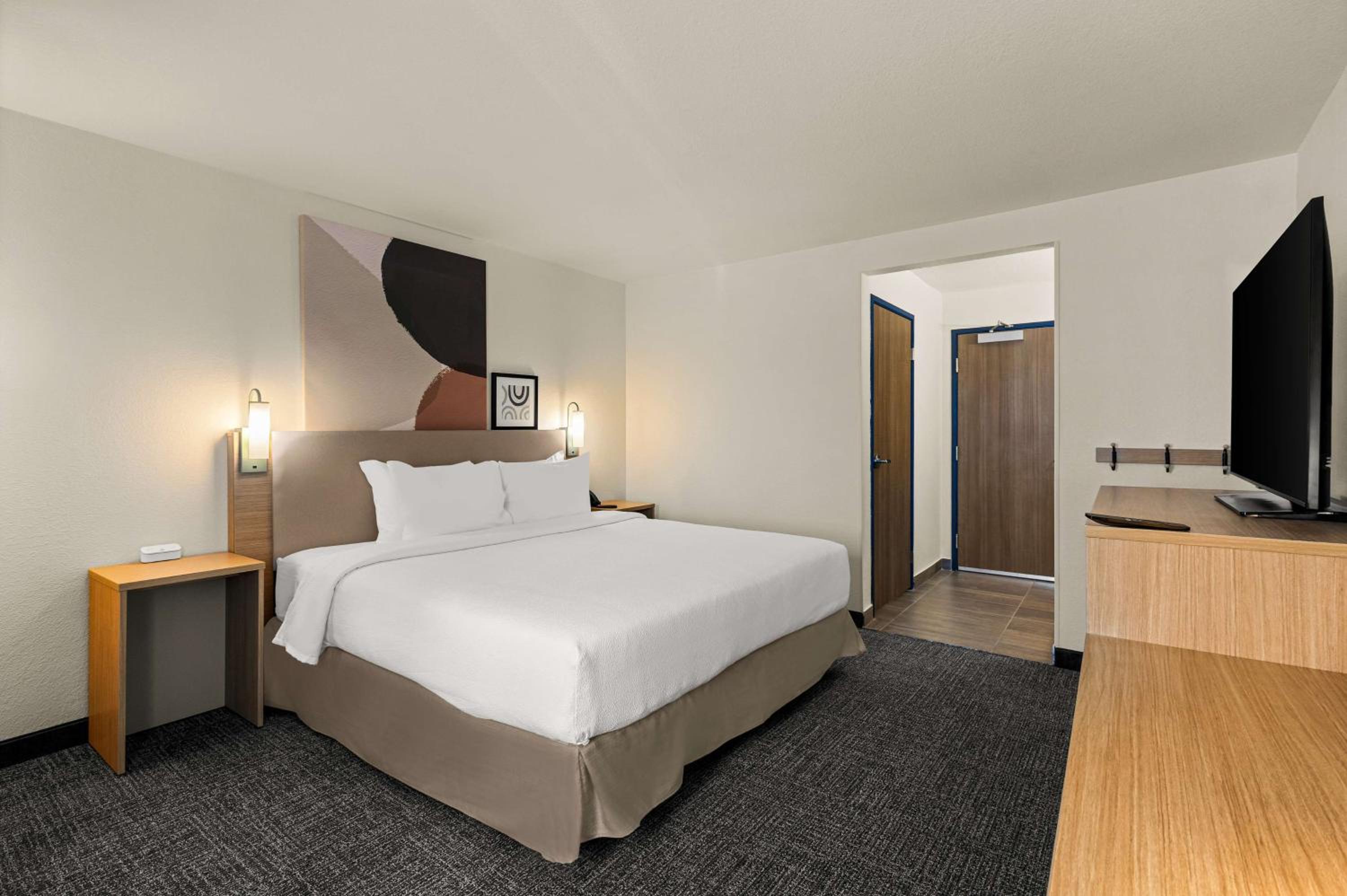 King Room with King Bed - Non-Smoking - Photo 1