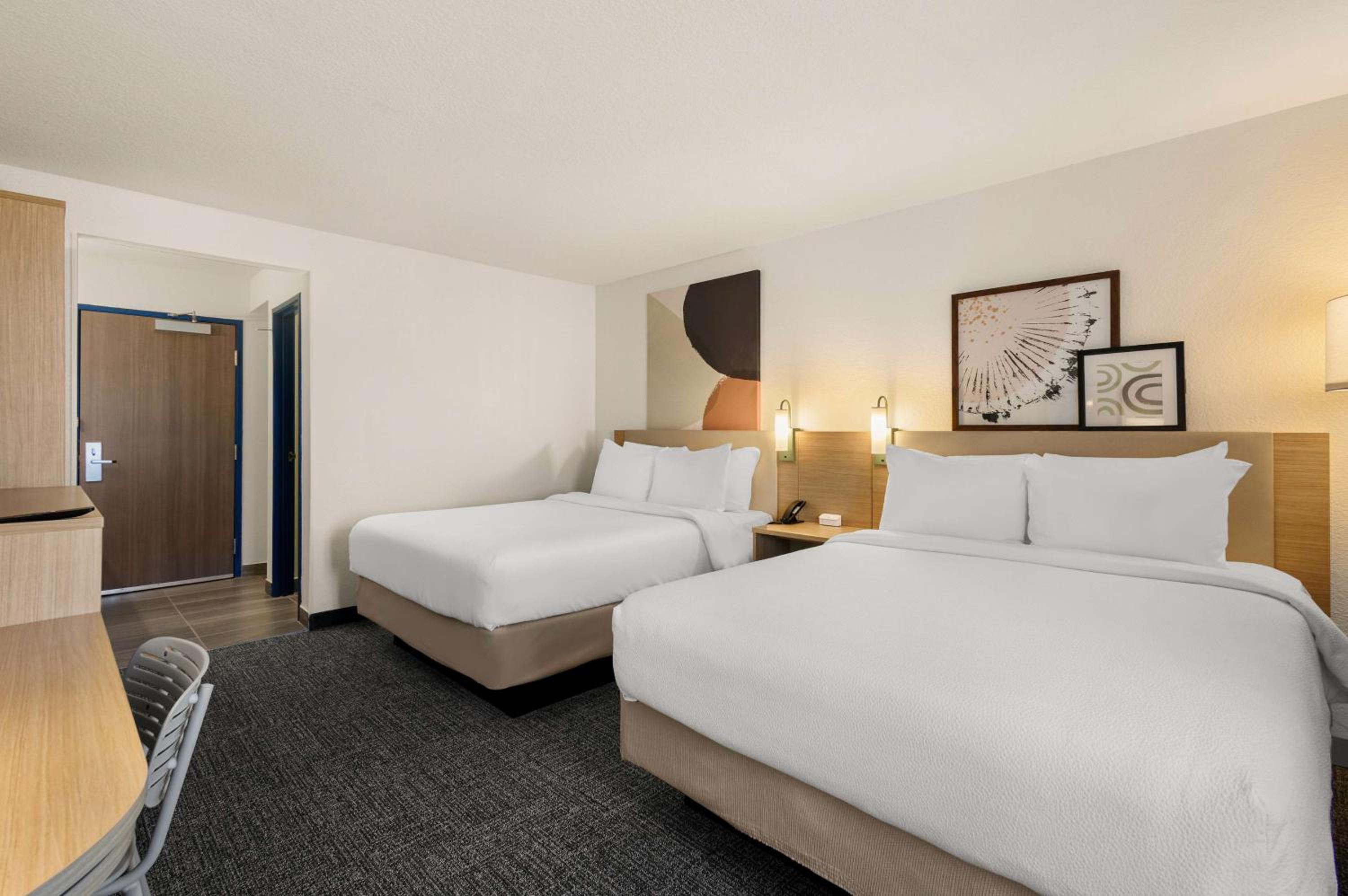 Room with Two Queen Beds - Non-Smoking - Photo 3