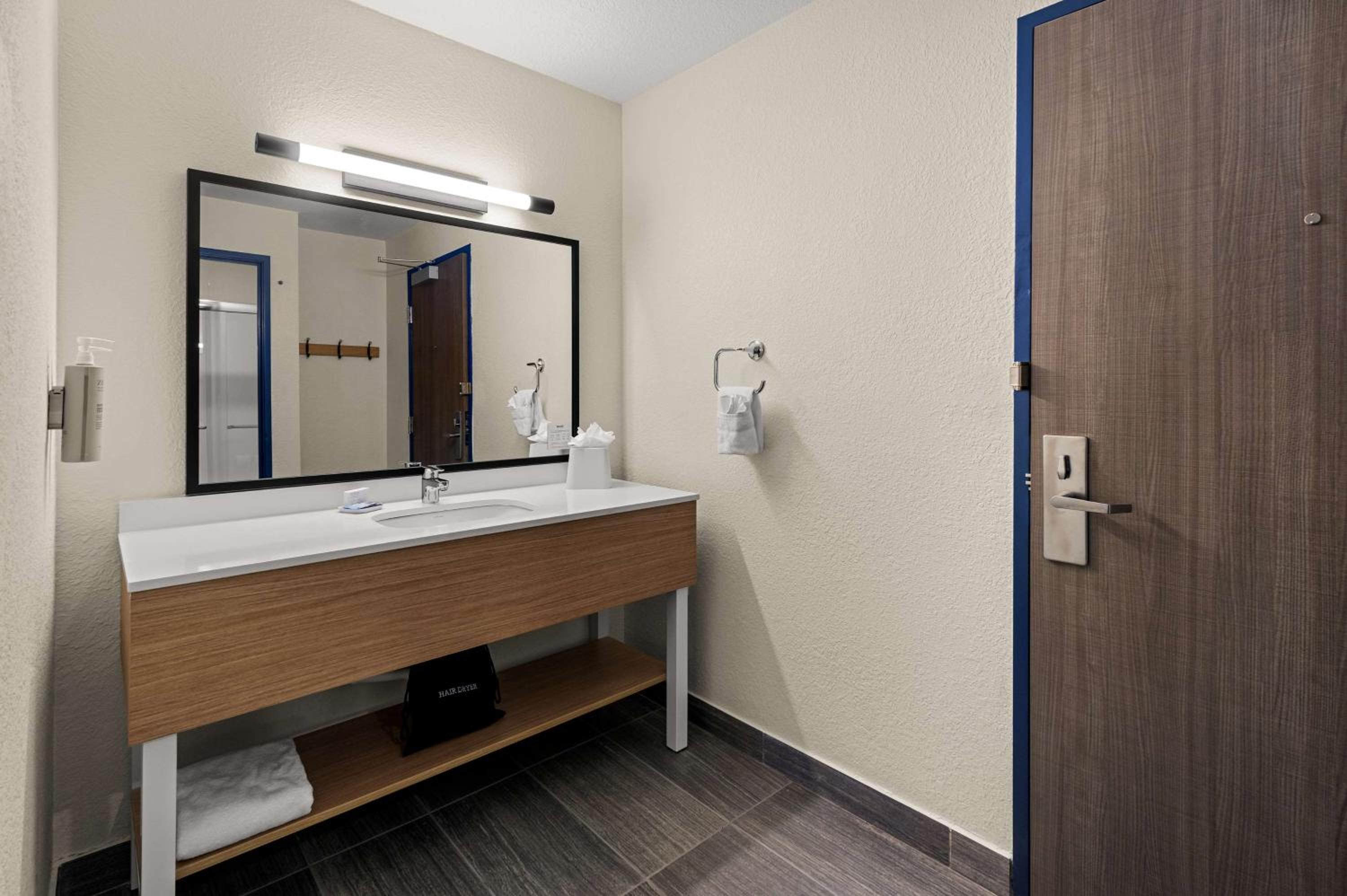 King Room with King Bed - Non-Smoking - Photo 10
