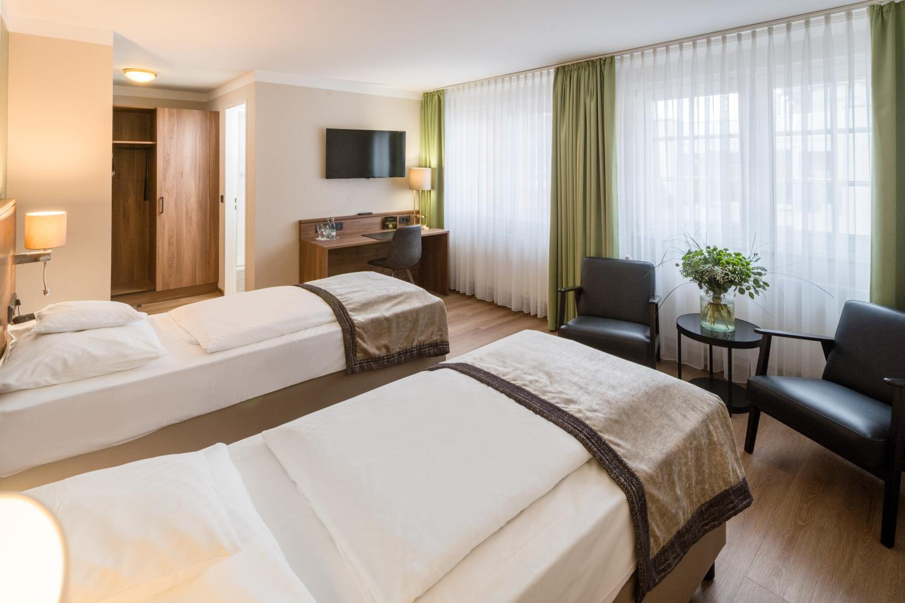 Standard Double Room - Photo 8