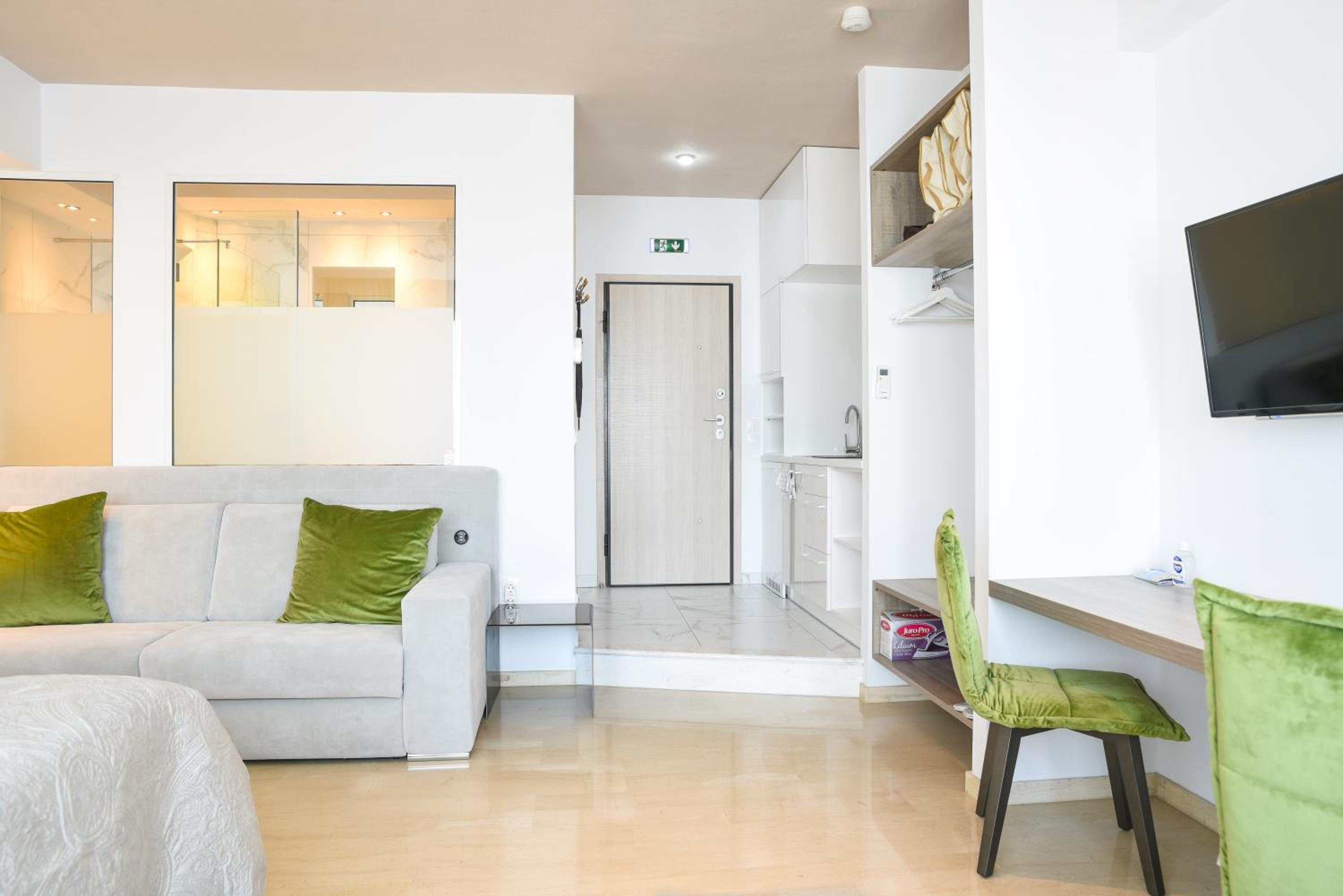 Deluxe Suite with Sea View - Photo 7