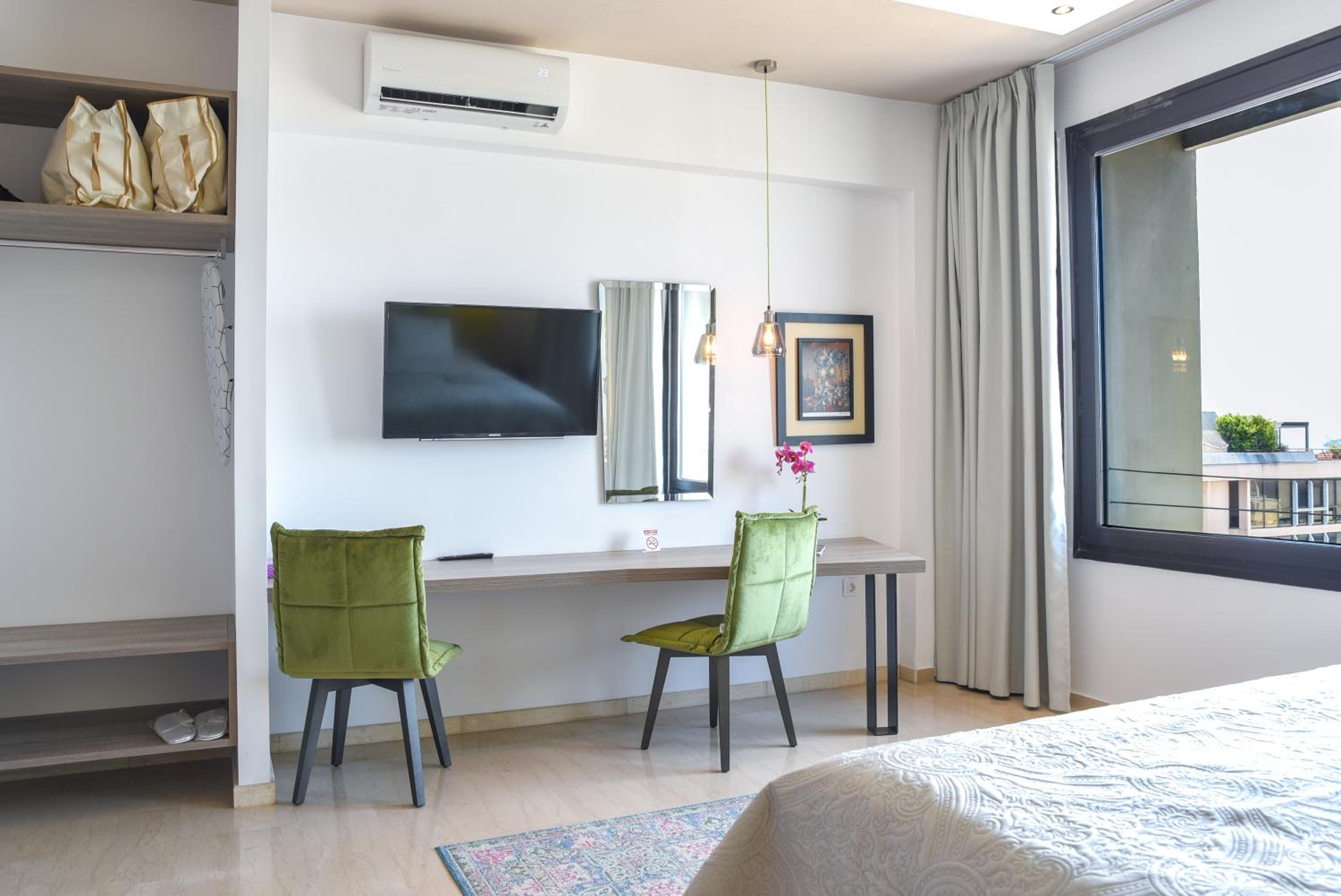 Deluxe Suite with Sea View - Photo 6