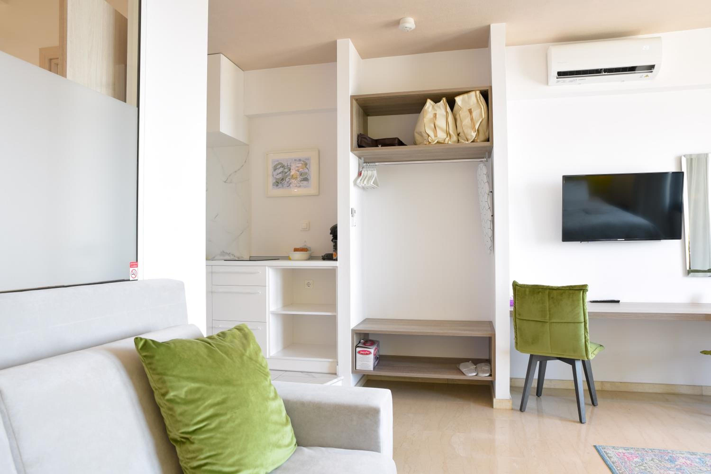 Deluxe Suite with Sea View - Photo 5