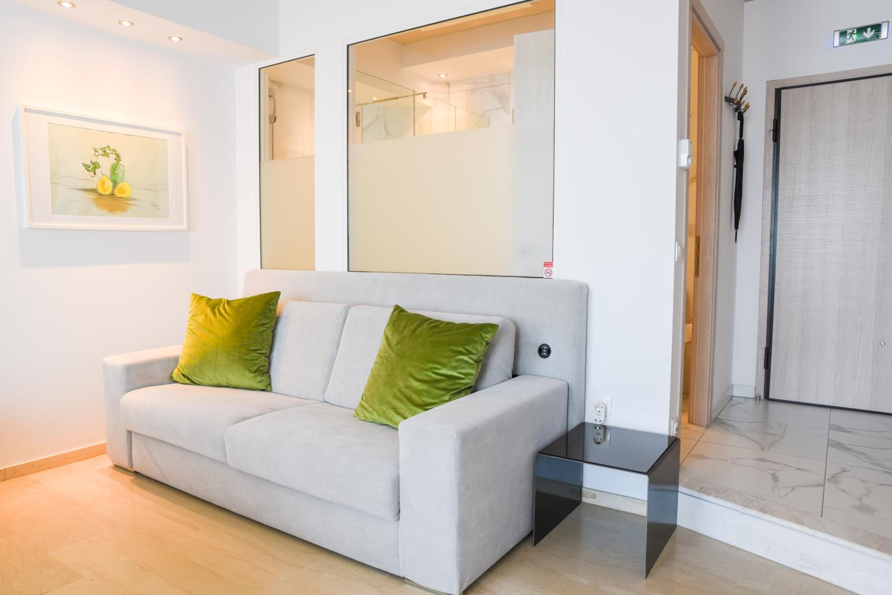 Deluxe Suite with Sea View - Photo 3