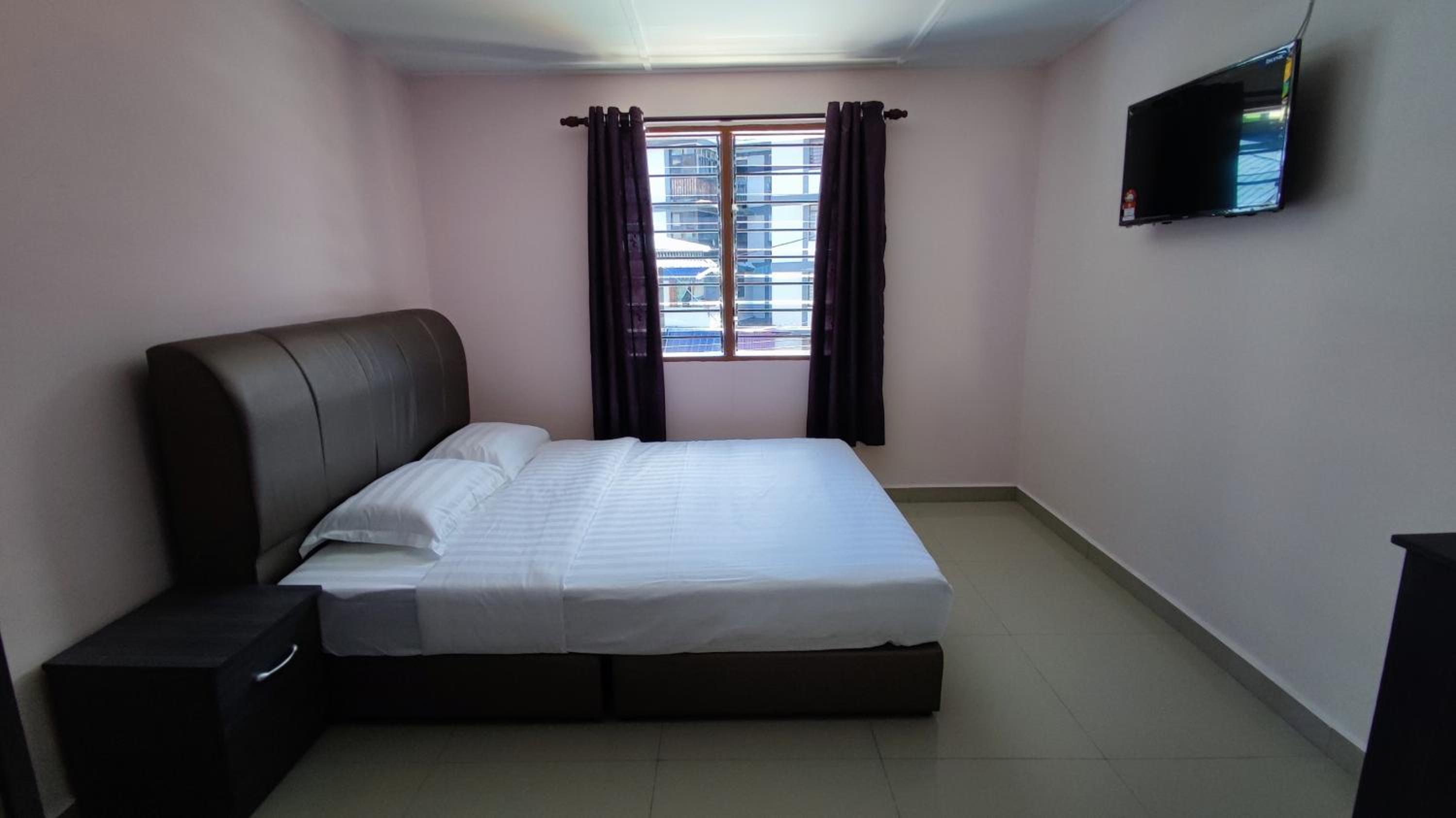 Queen Room photo 2