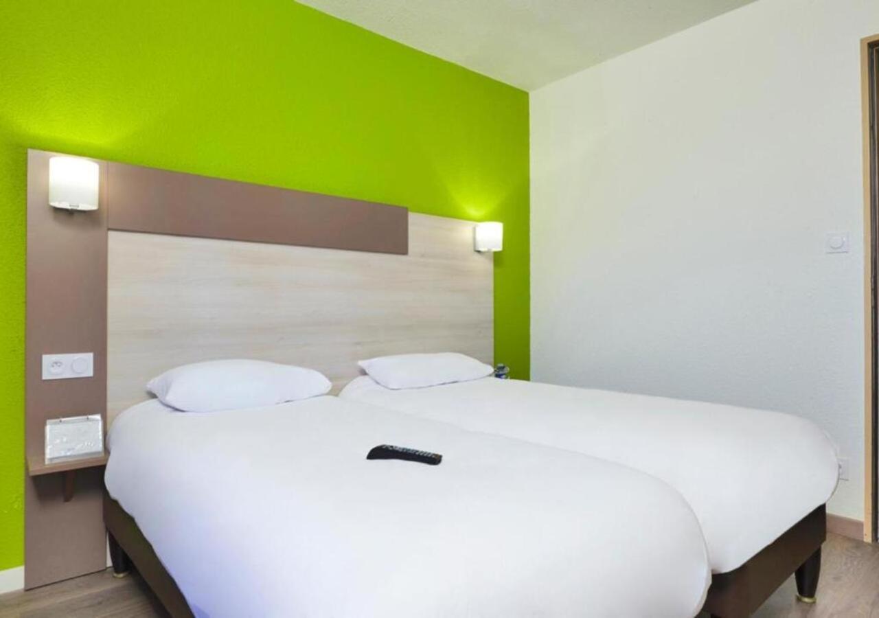 POP Room with Two Single Beds