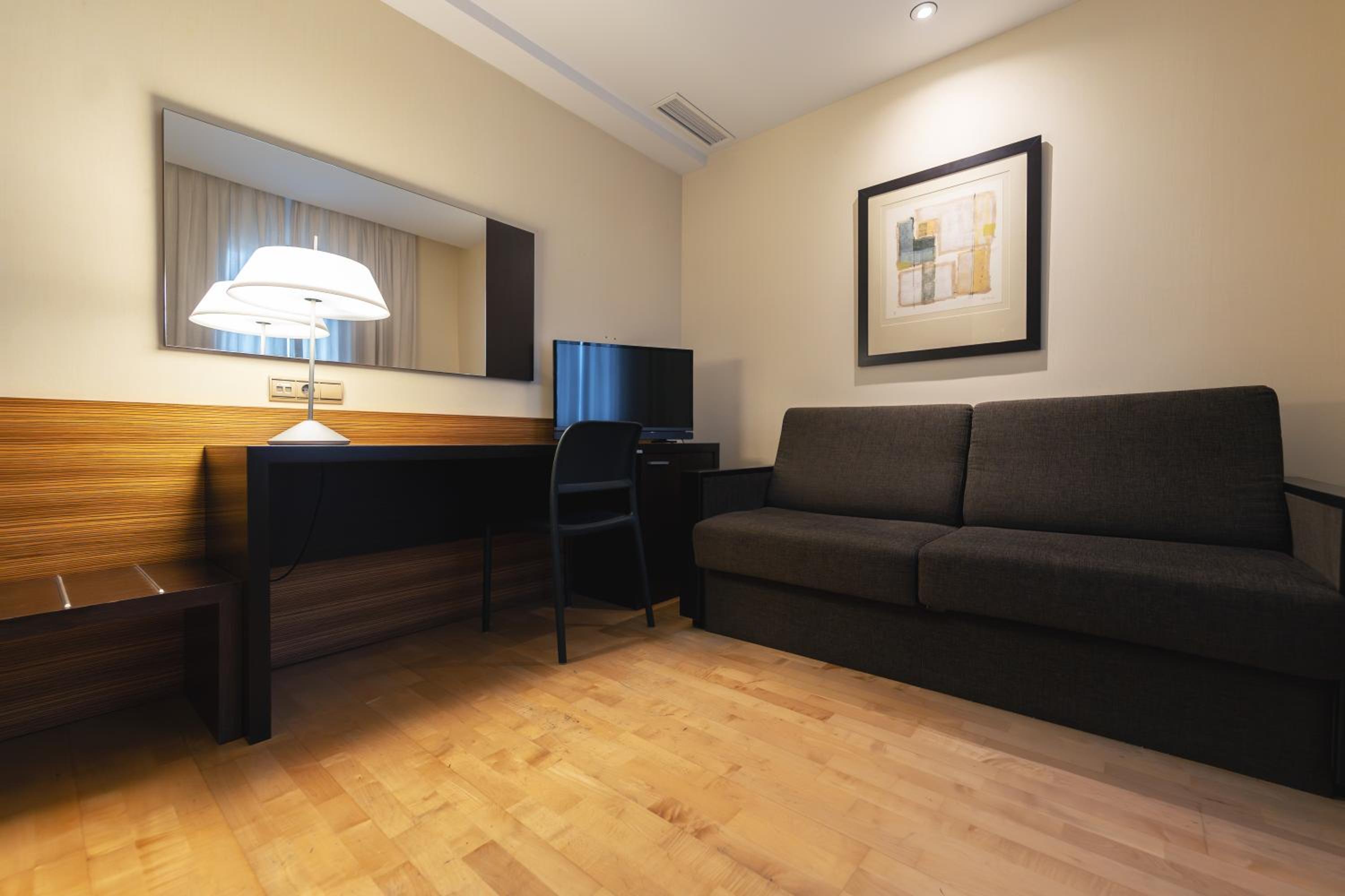 Junior Suite (3 Adults + 1 Child) photo 2