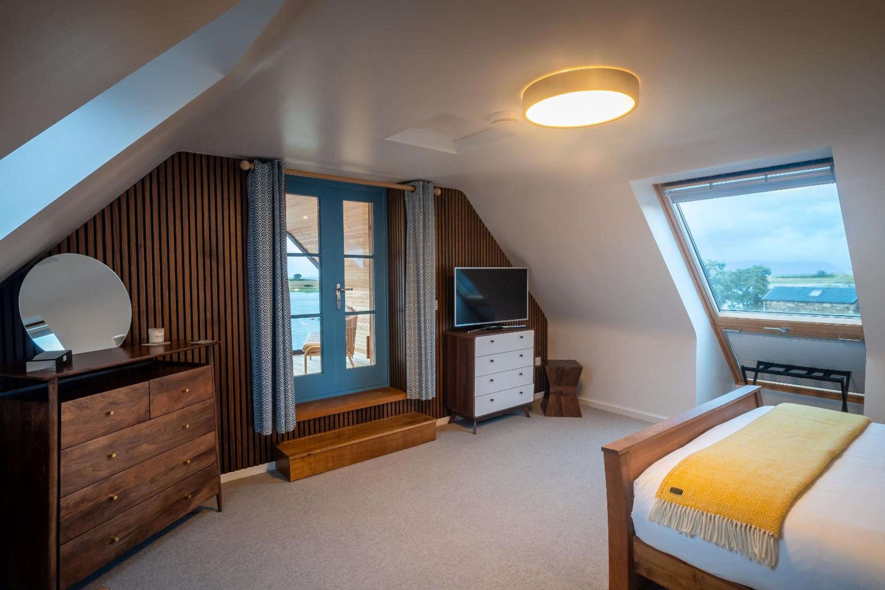 Two-Bedroom Apartment with Balcony - Photo 19