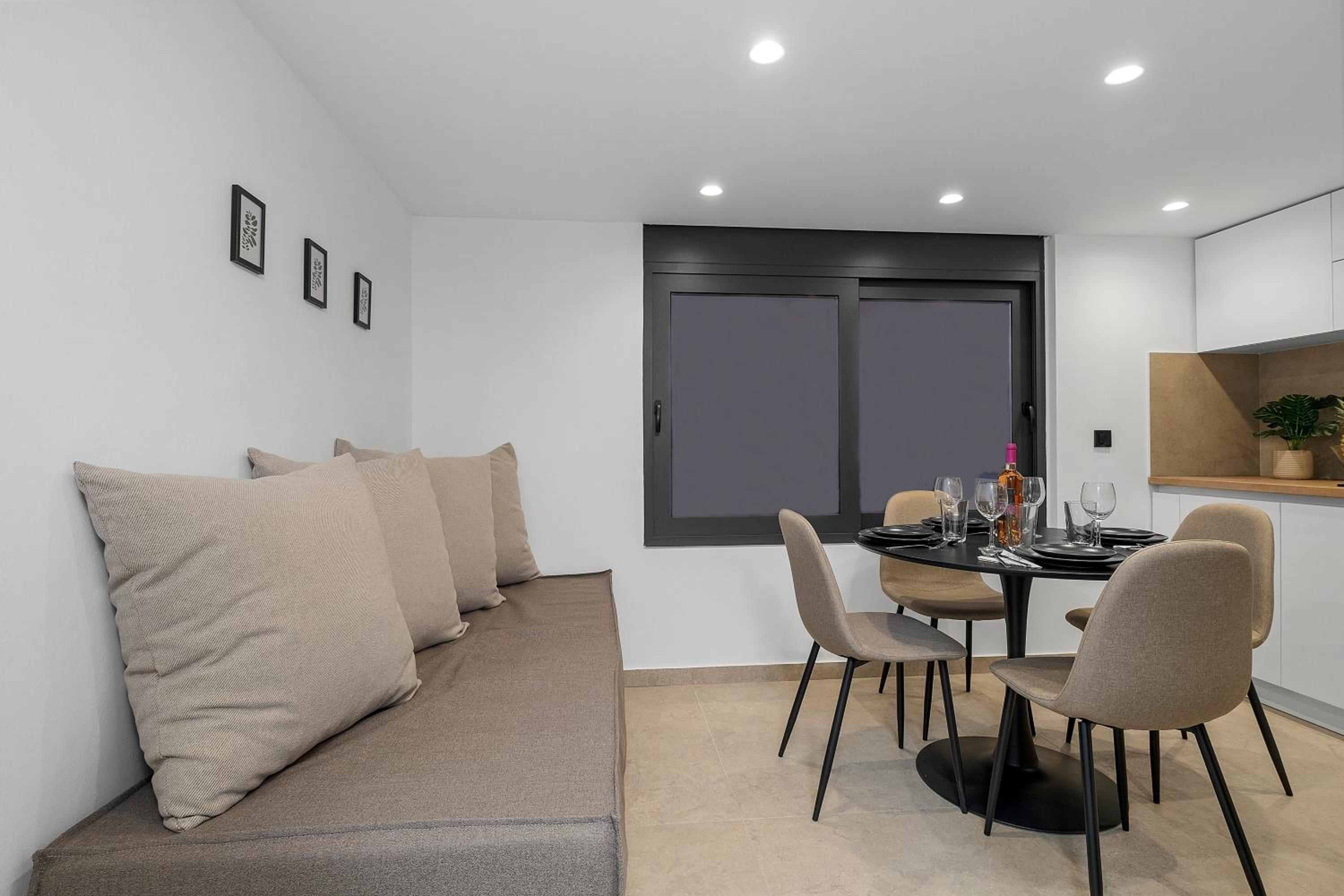 One-Bedroom Apartment photo 2