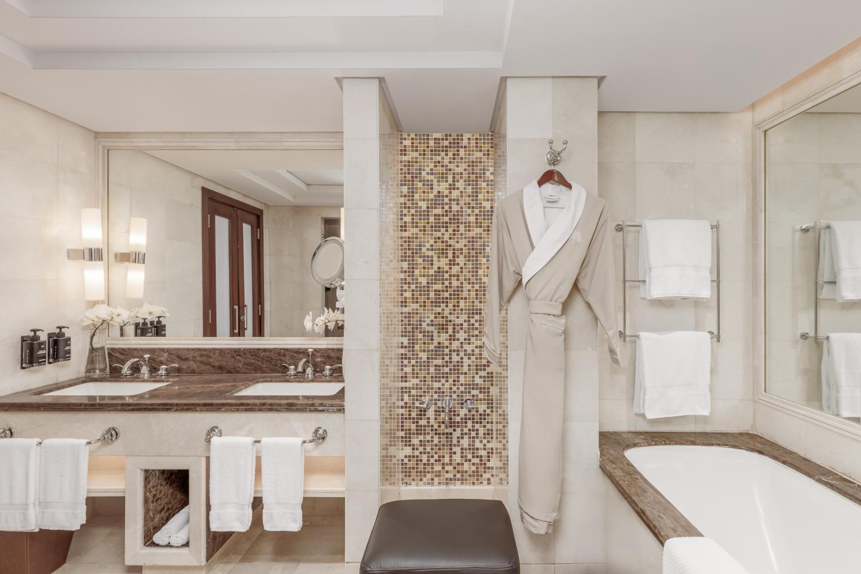 Royal Two-Bedroom Suite with Partial Kaaba View - Photo 14