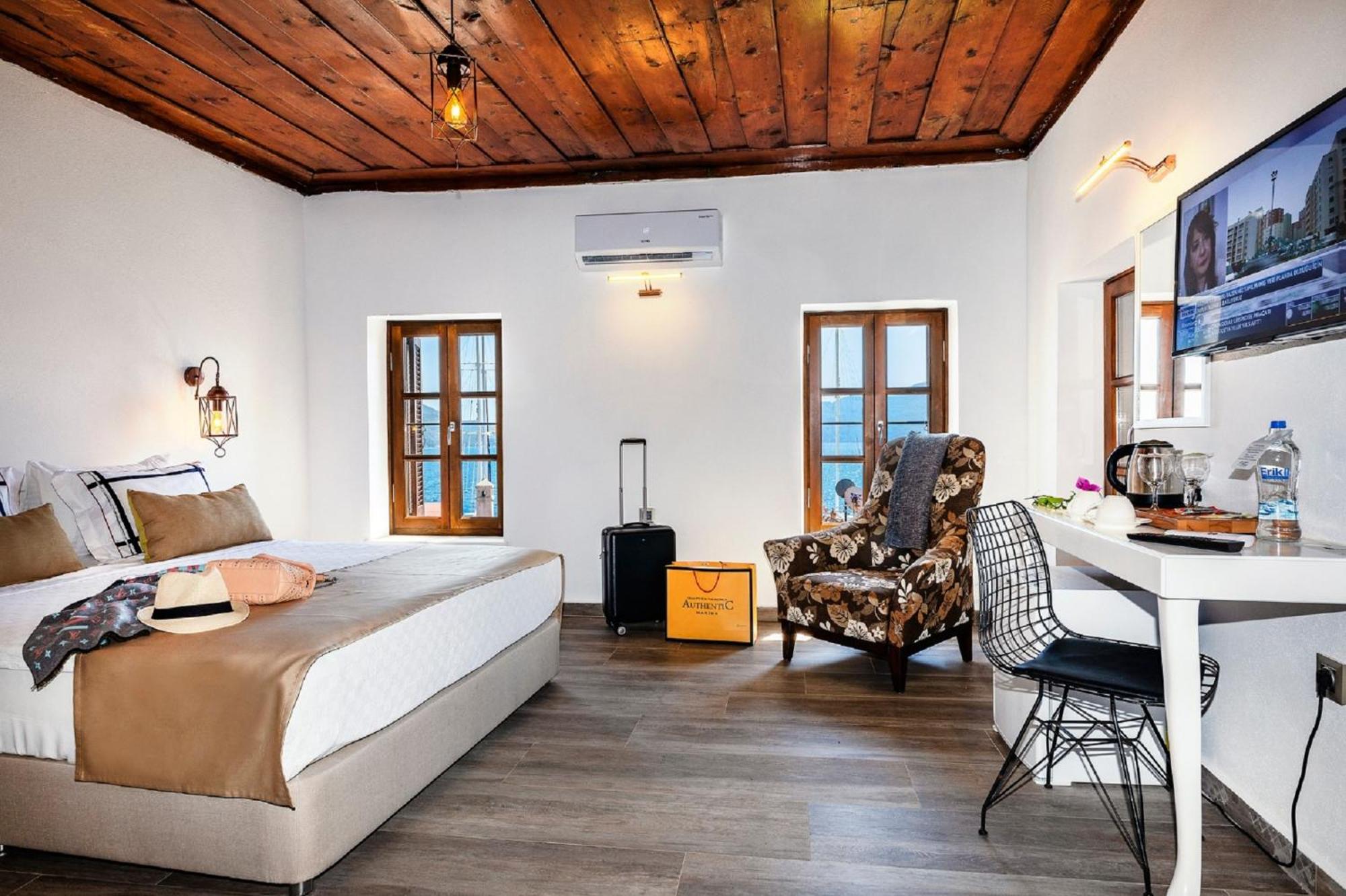 Double Room with Balcony and Sea View - Photo 7