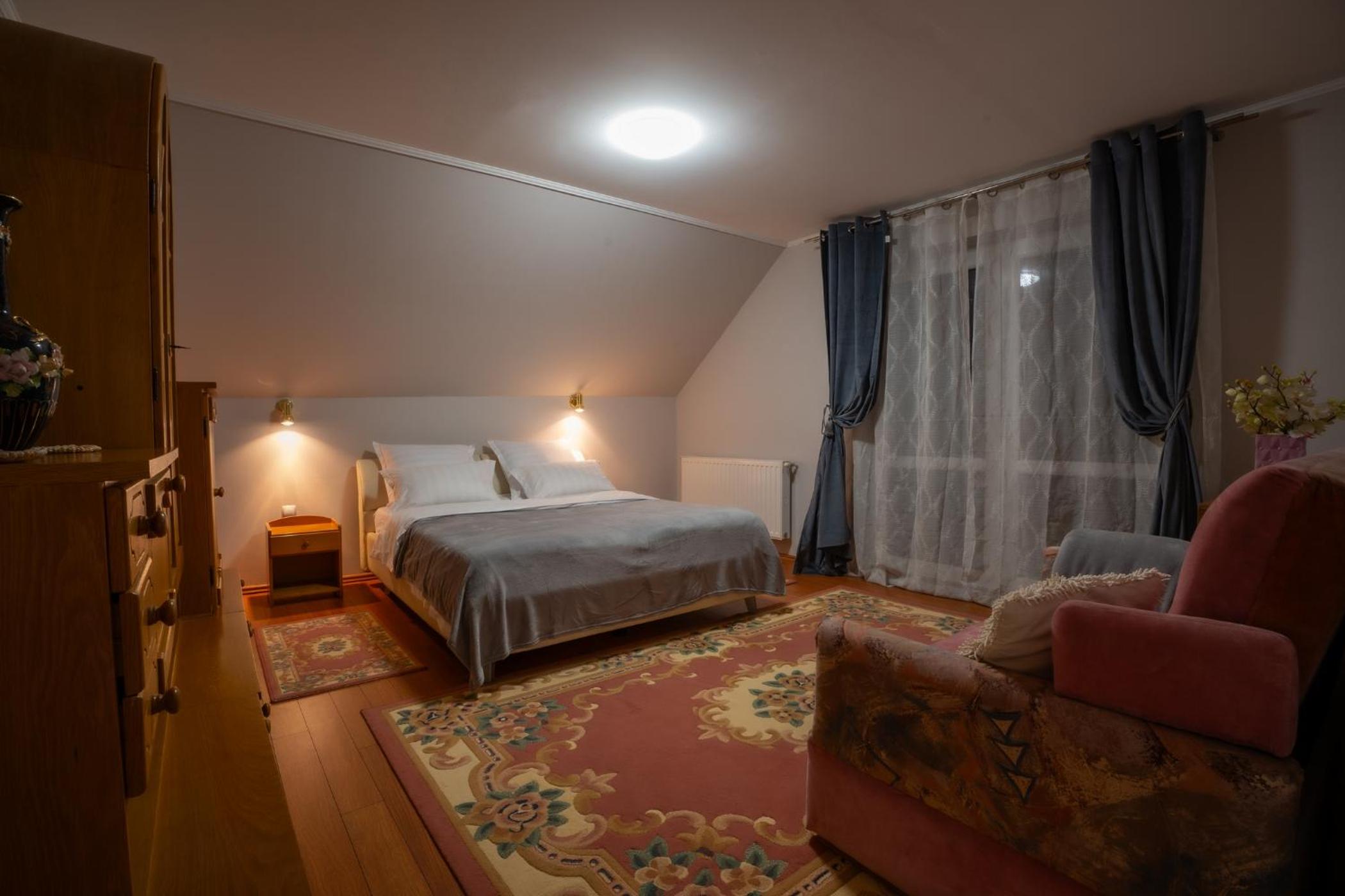 One-Bedroom Apartment photo 1