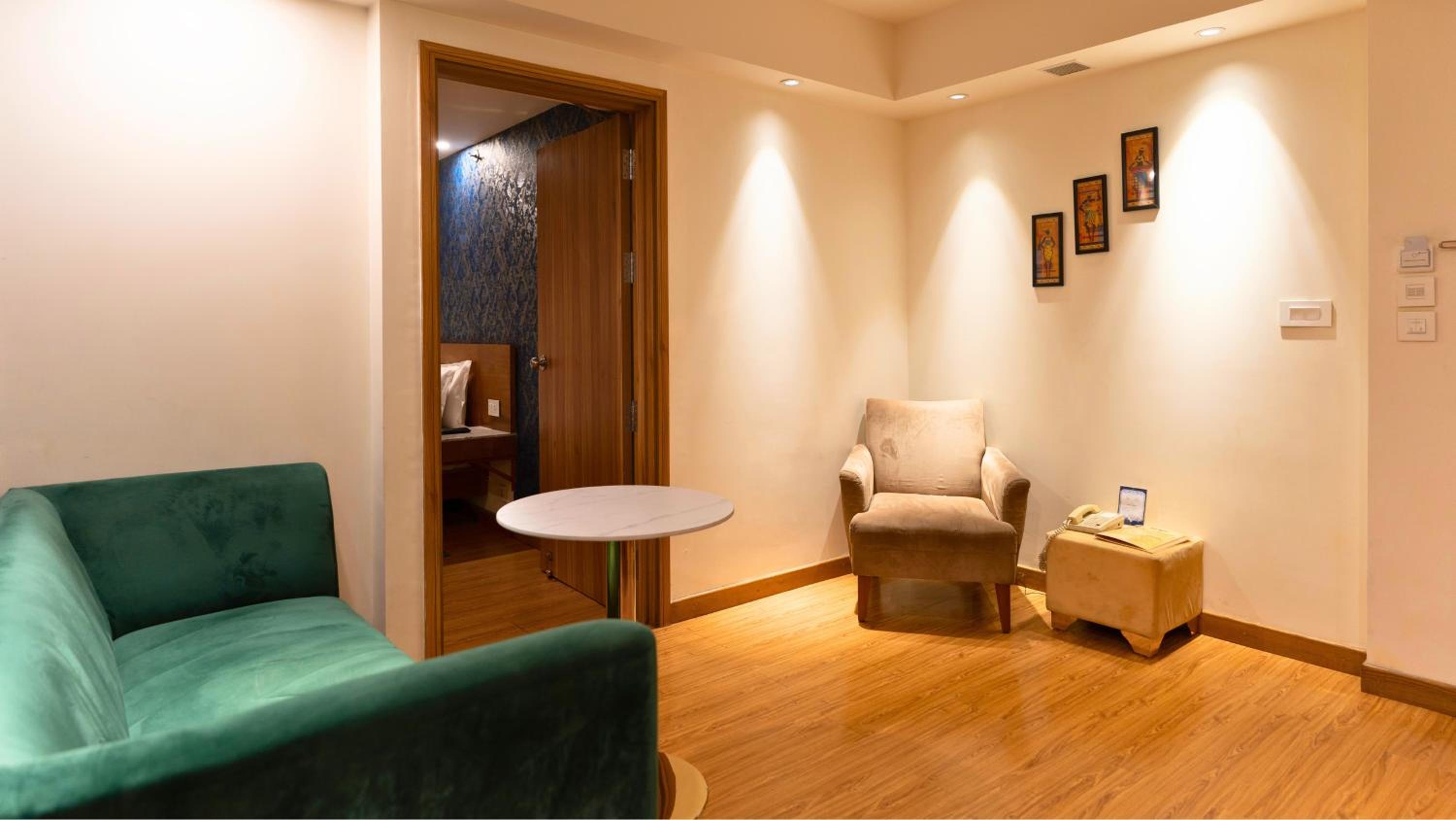 Suite - Photo 1