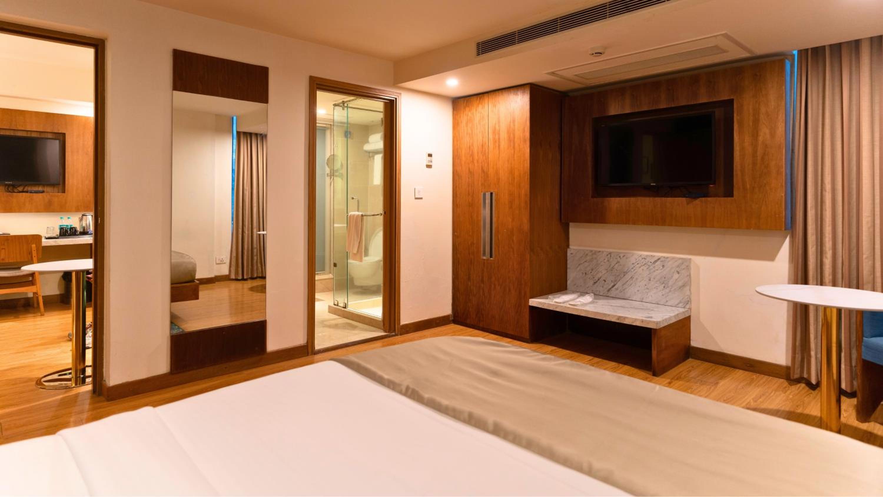 Suite - Photo 28