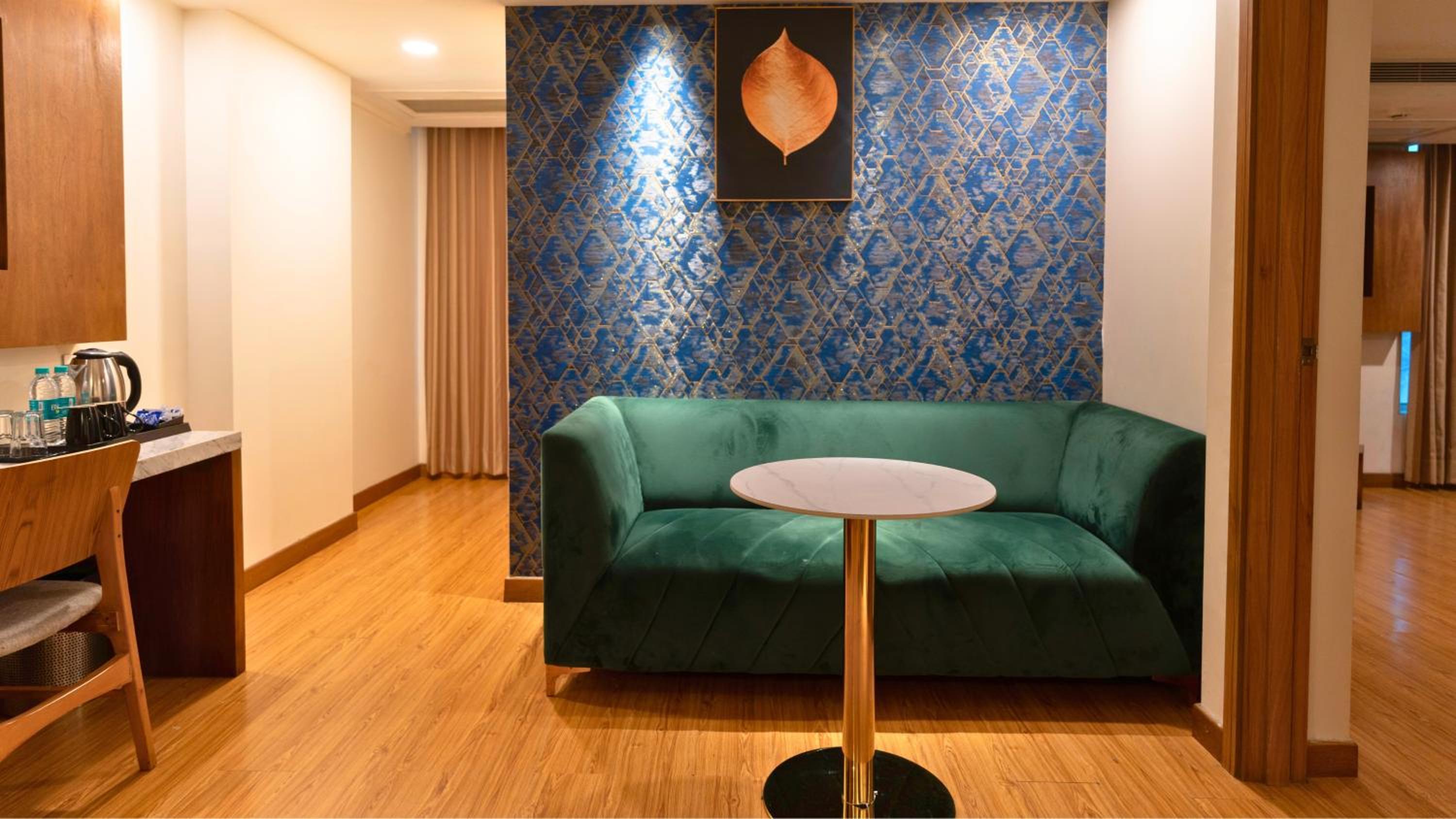 Suite - Photo 27