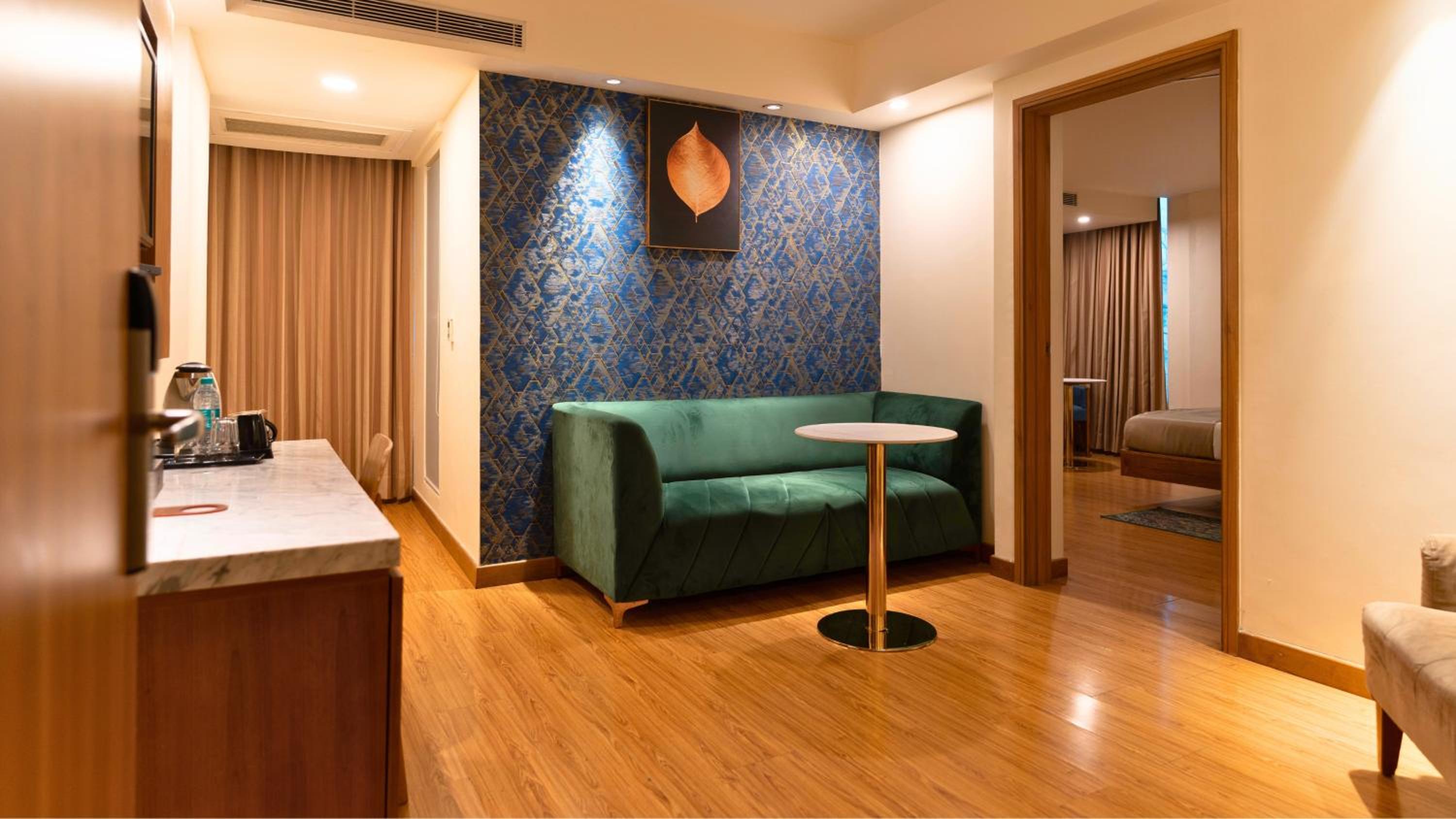 Suite - Photo 25