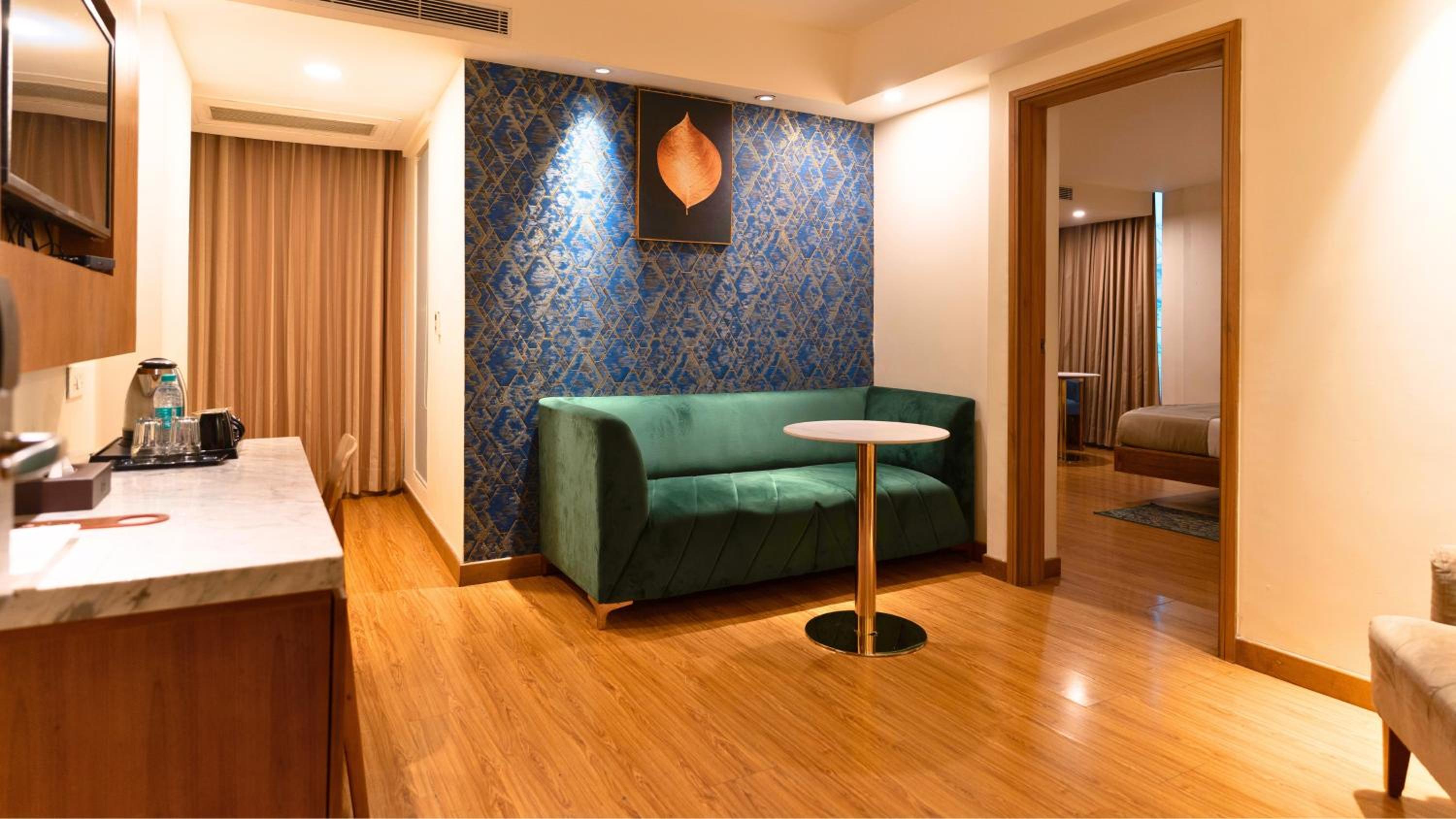 Suite - Photo 24