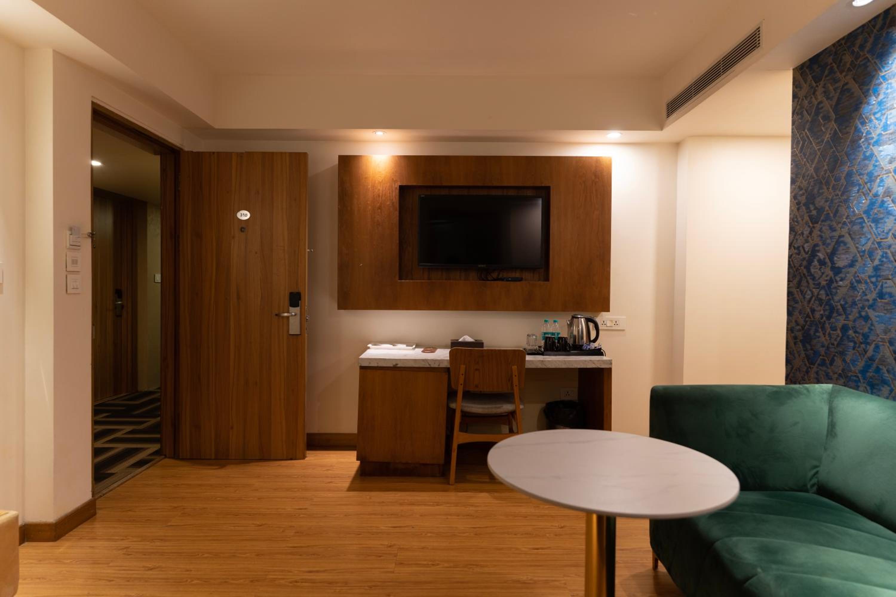 Suite - Photo 20