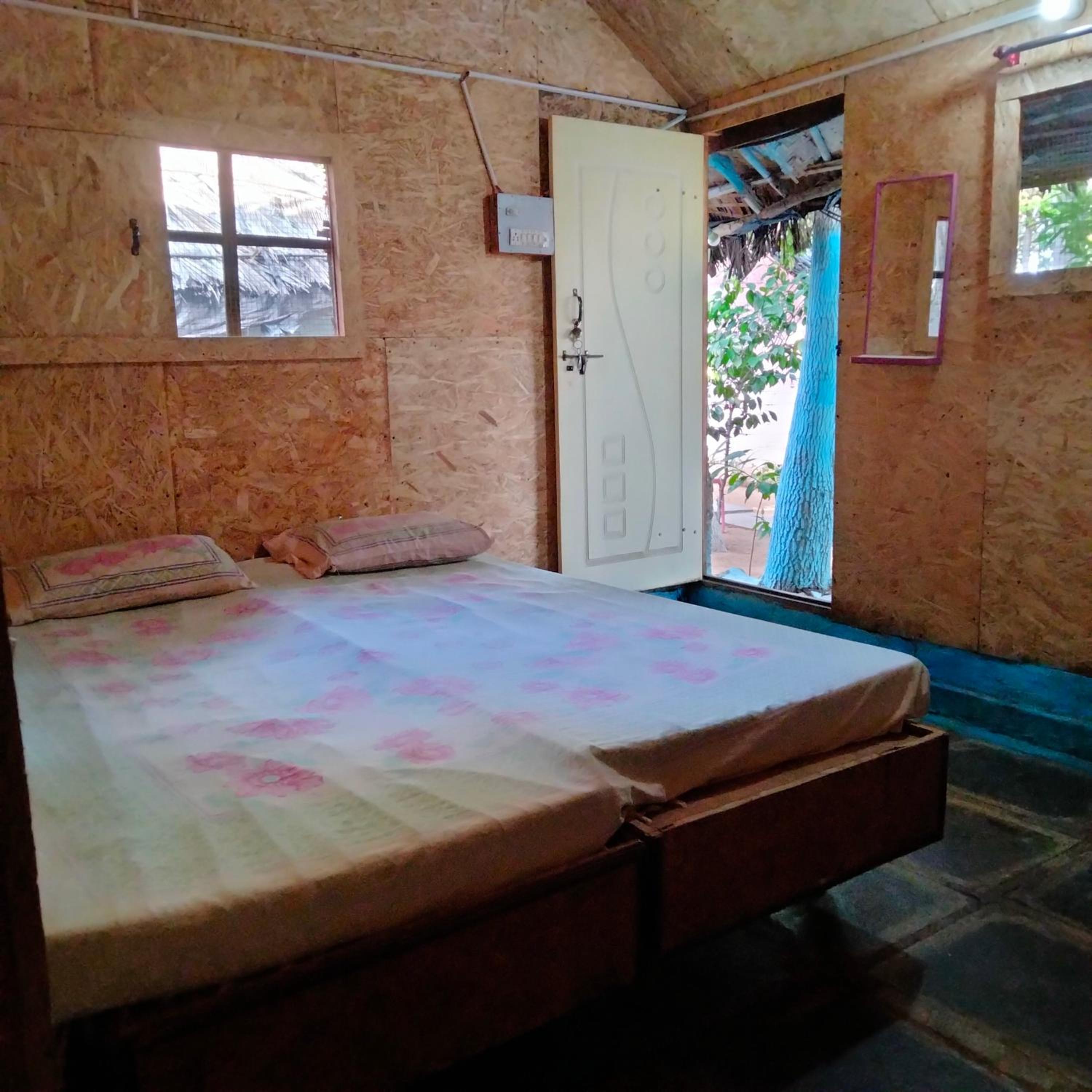 Deluxe Double Room (2 Adults + 1 Child) - Photo 1