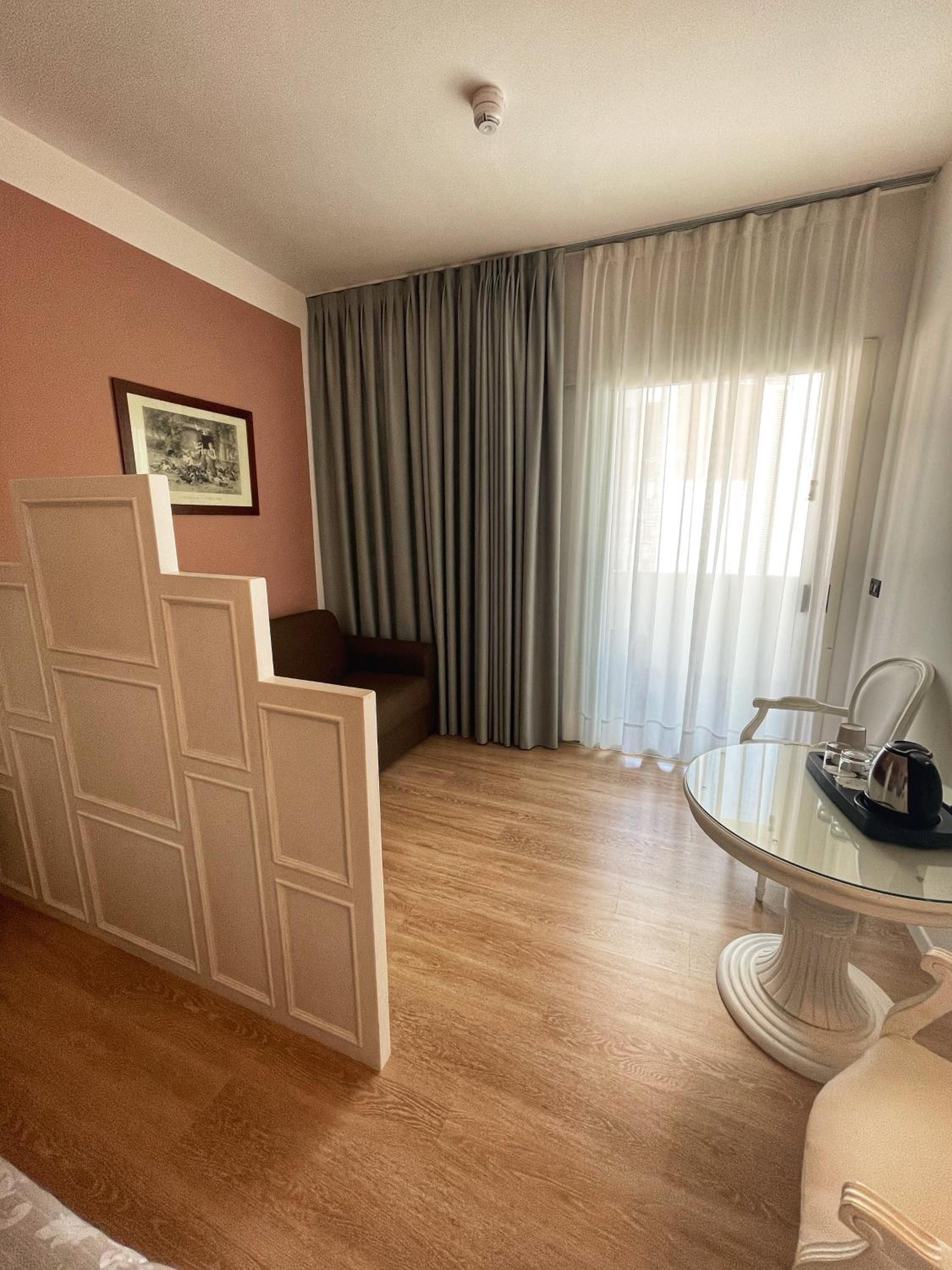 Classic Junior Suite with Balcony Side Sea View photo 3