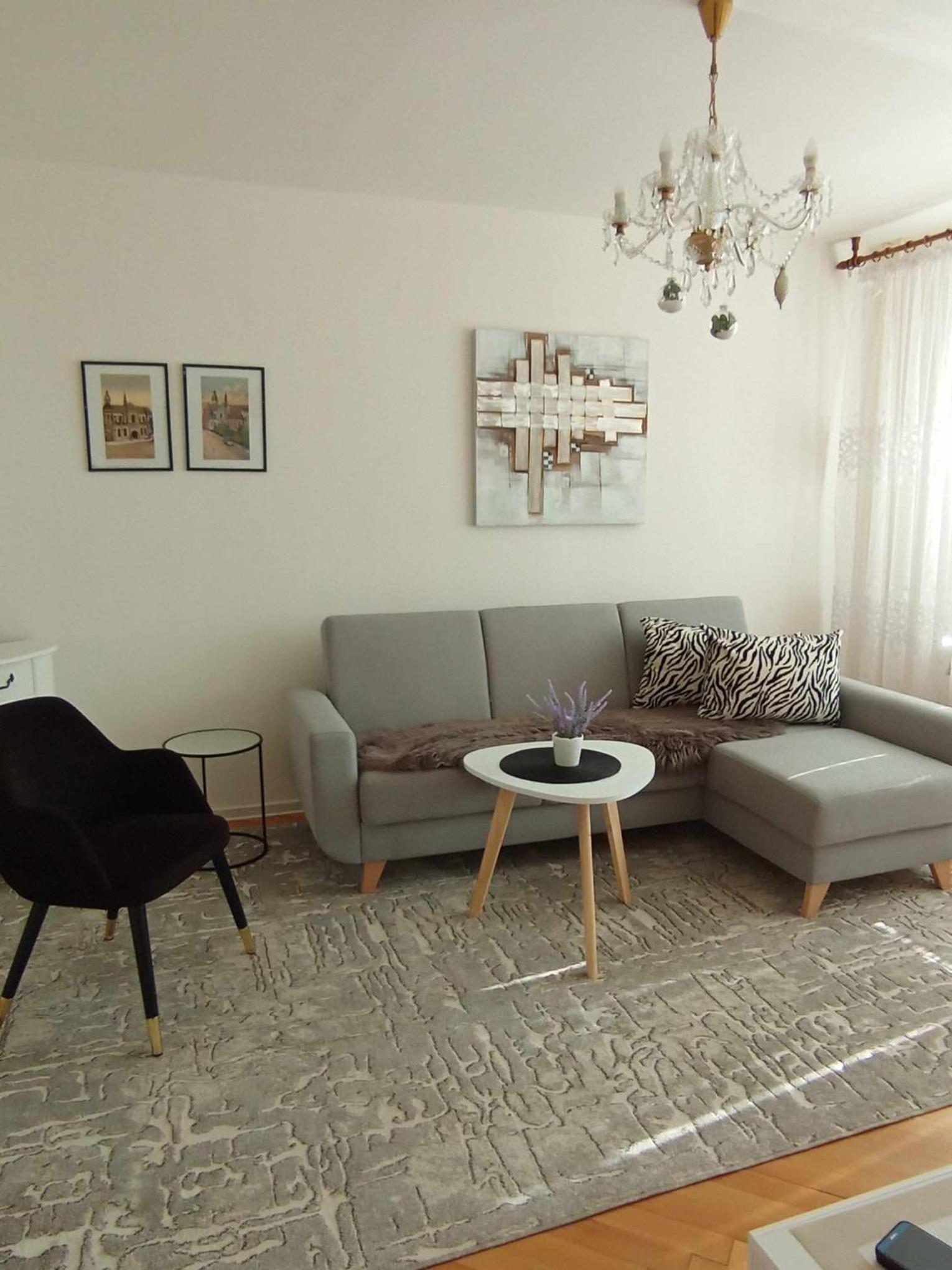 One-Bedroom Apartment photo 1