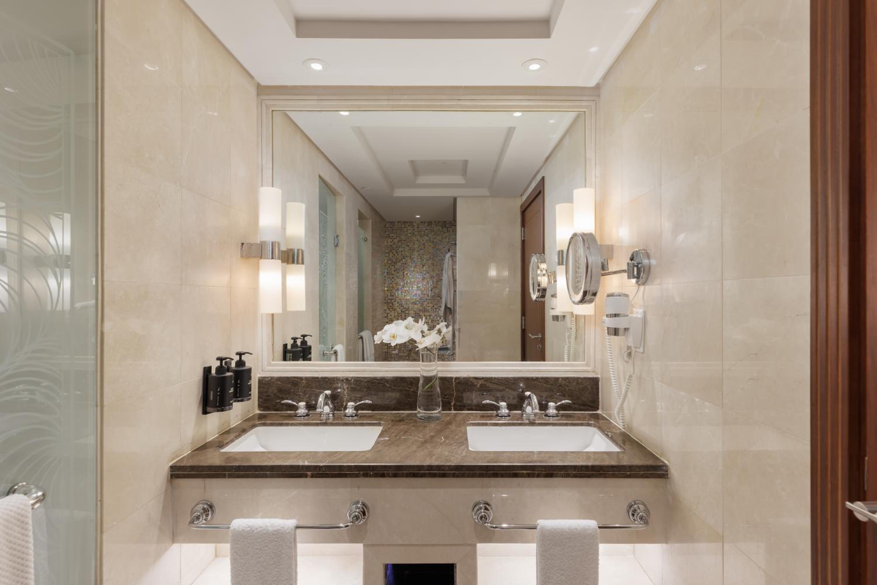 Superior One-Bedroom Suite with City View - Photo 11