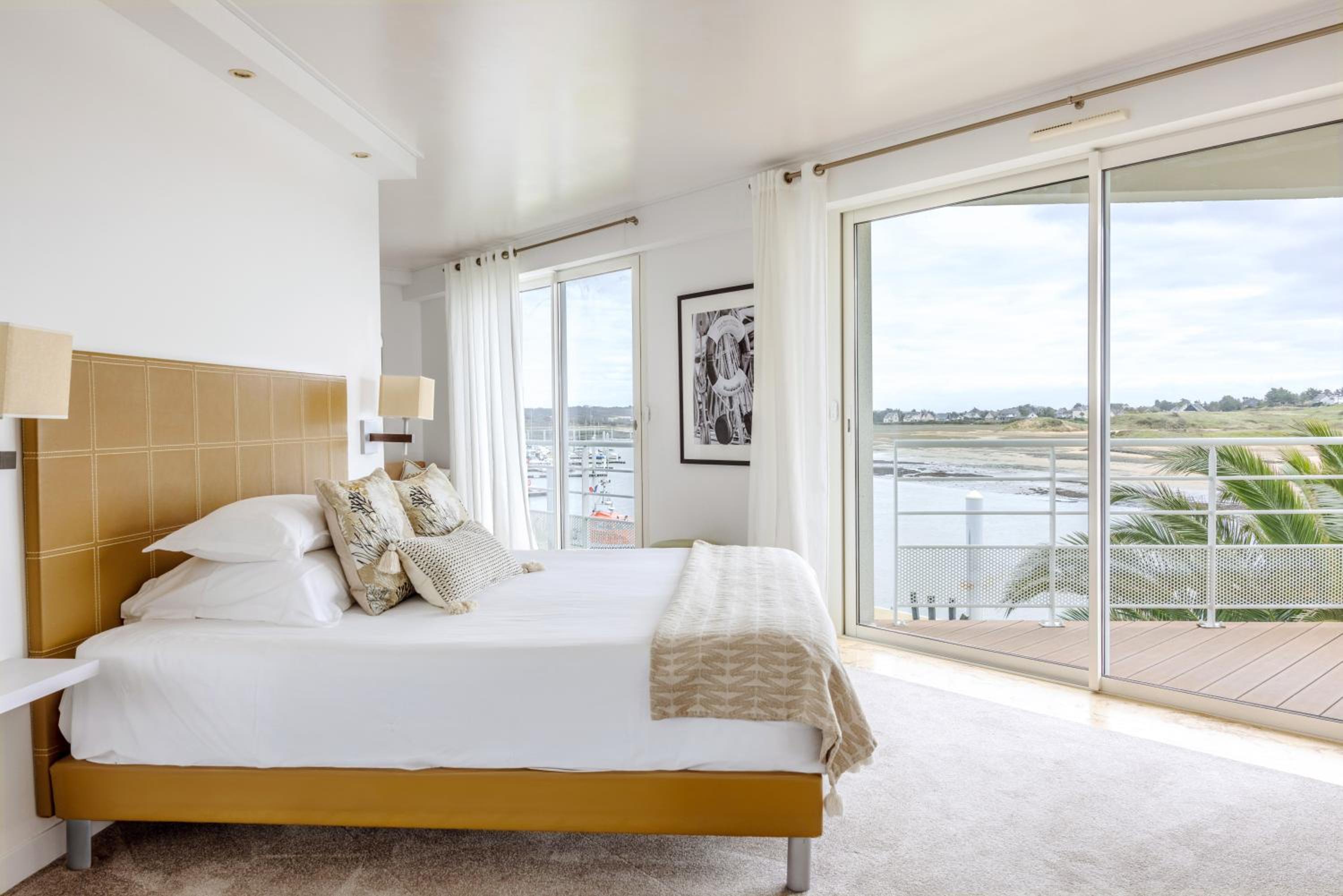 Superior Triple Room with Terrace & Sea View photo 3
