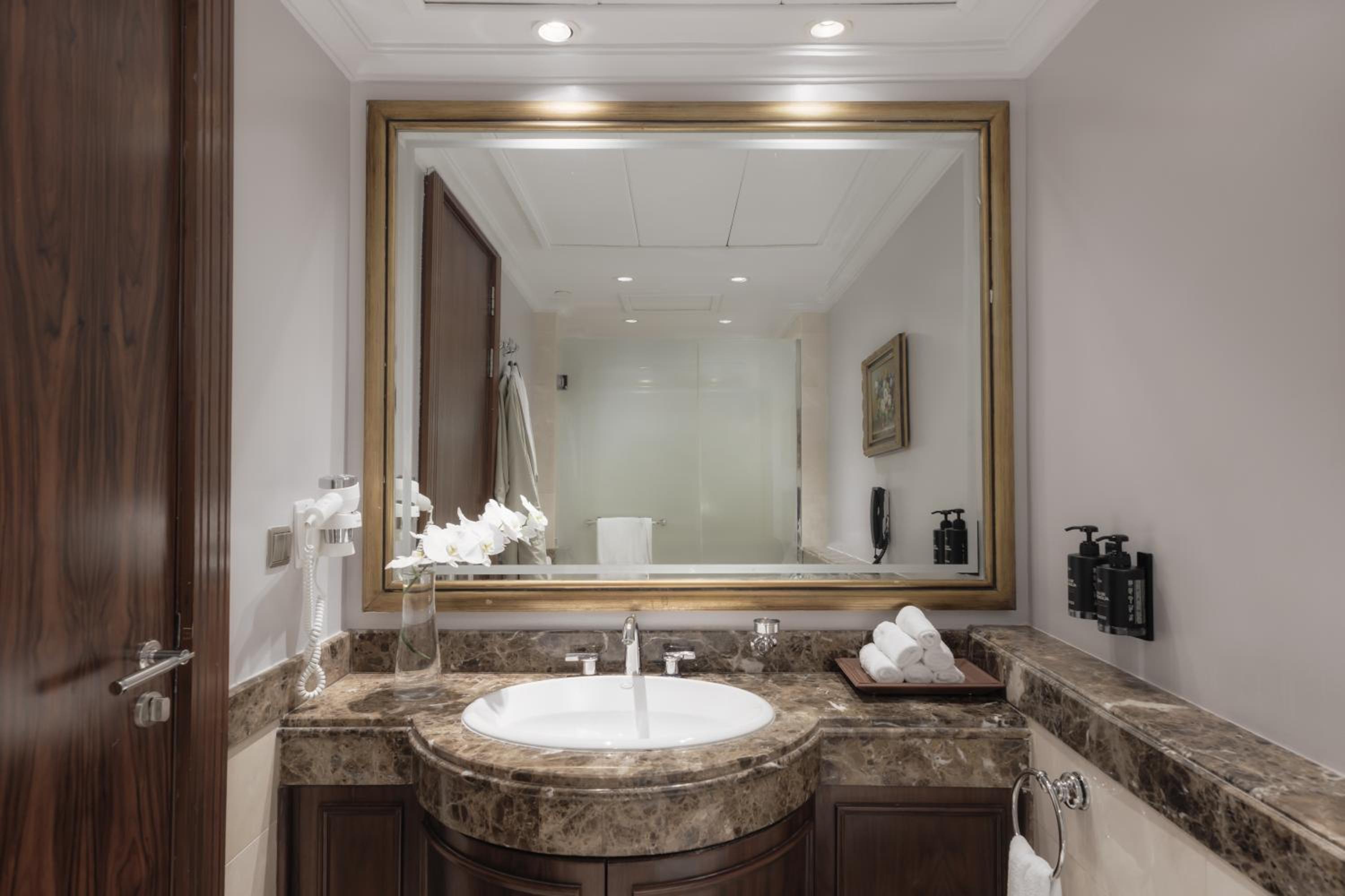  Signature One Bedroom Suite Partial Kaaba View - Photo 4