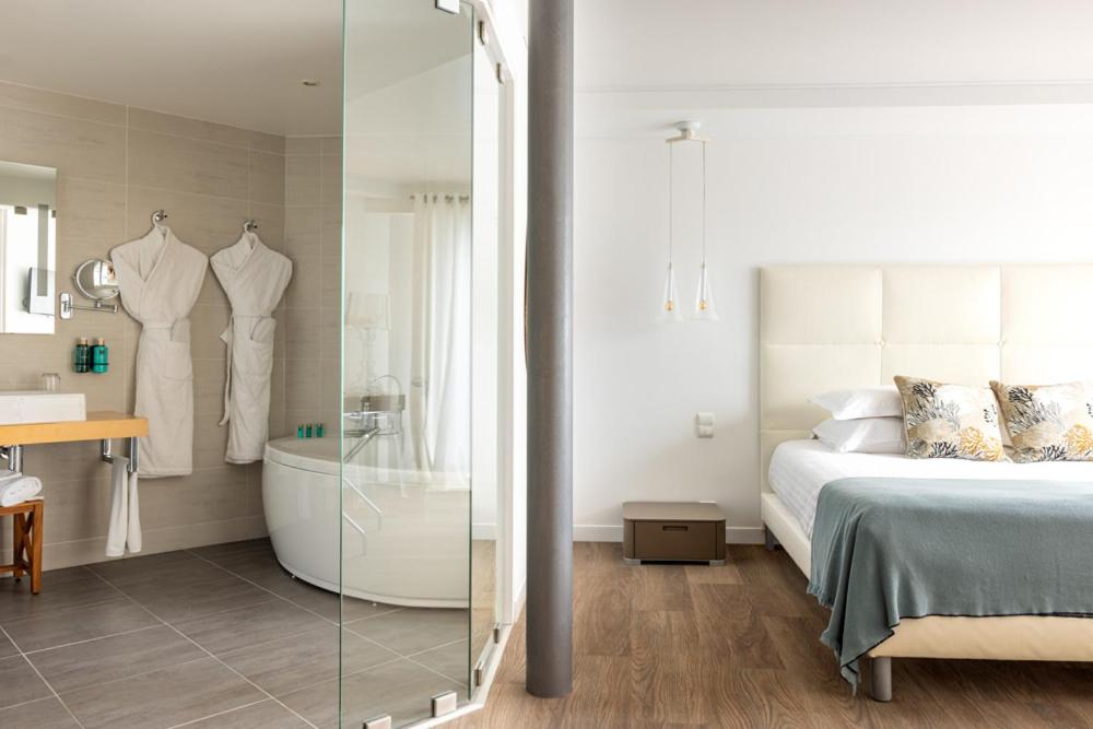 Double or Twin Room with Balcony photo 3