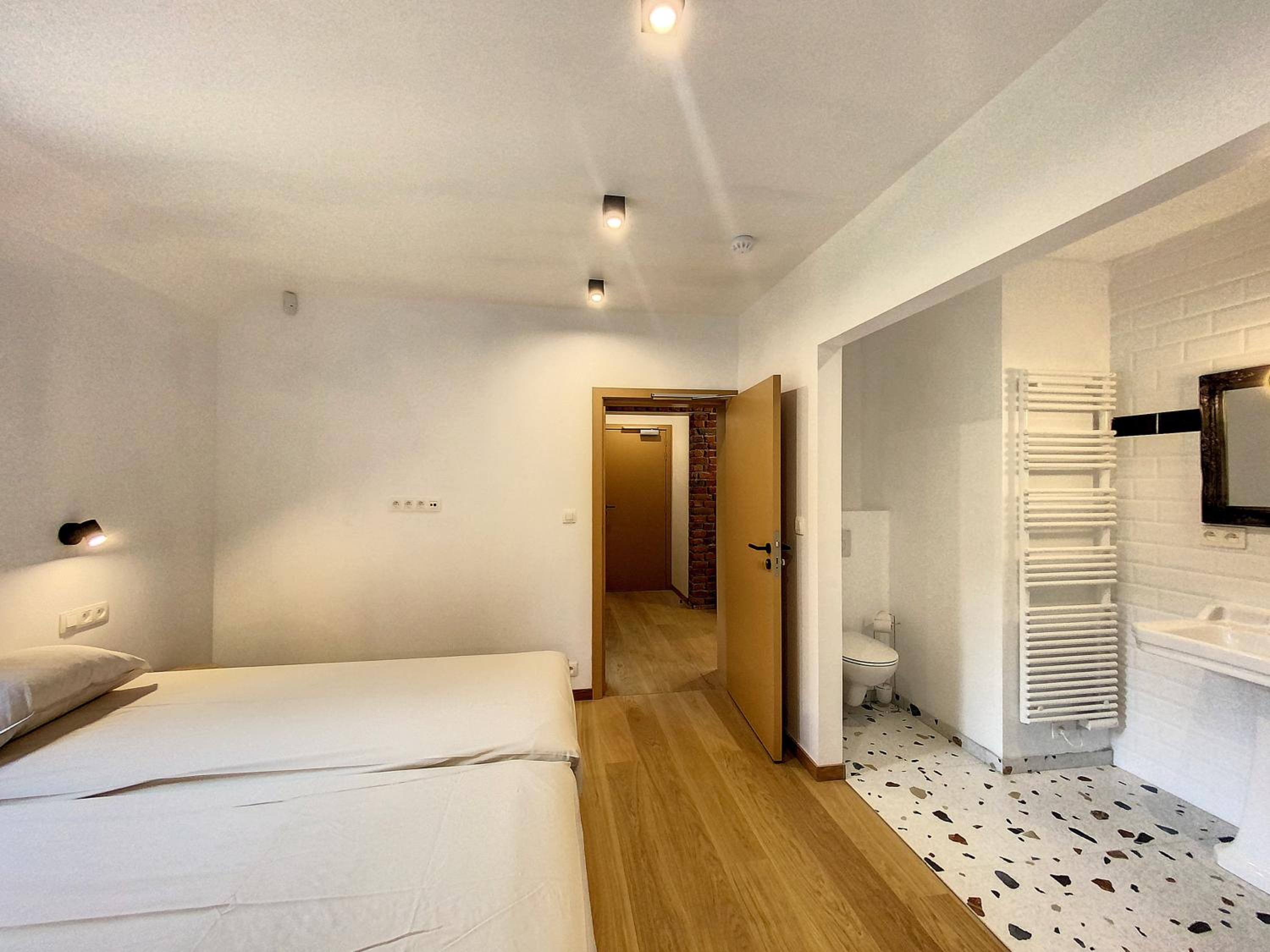 Eight-Bedroom House photo 1
