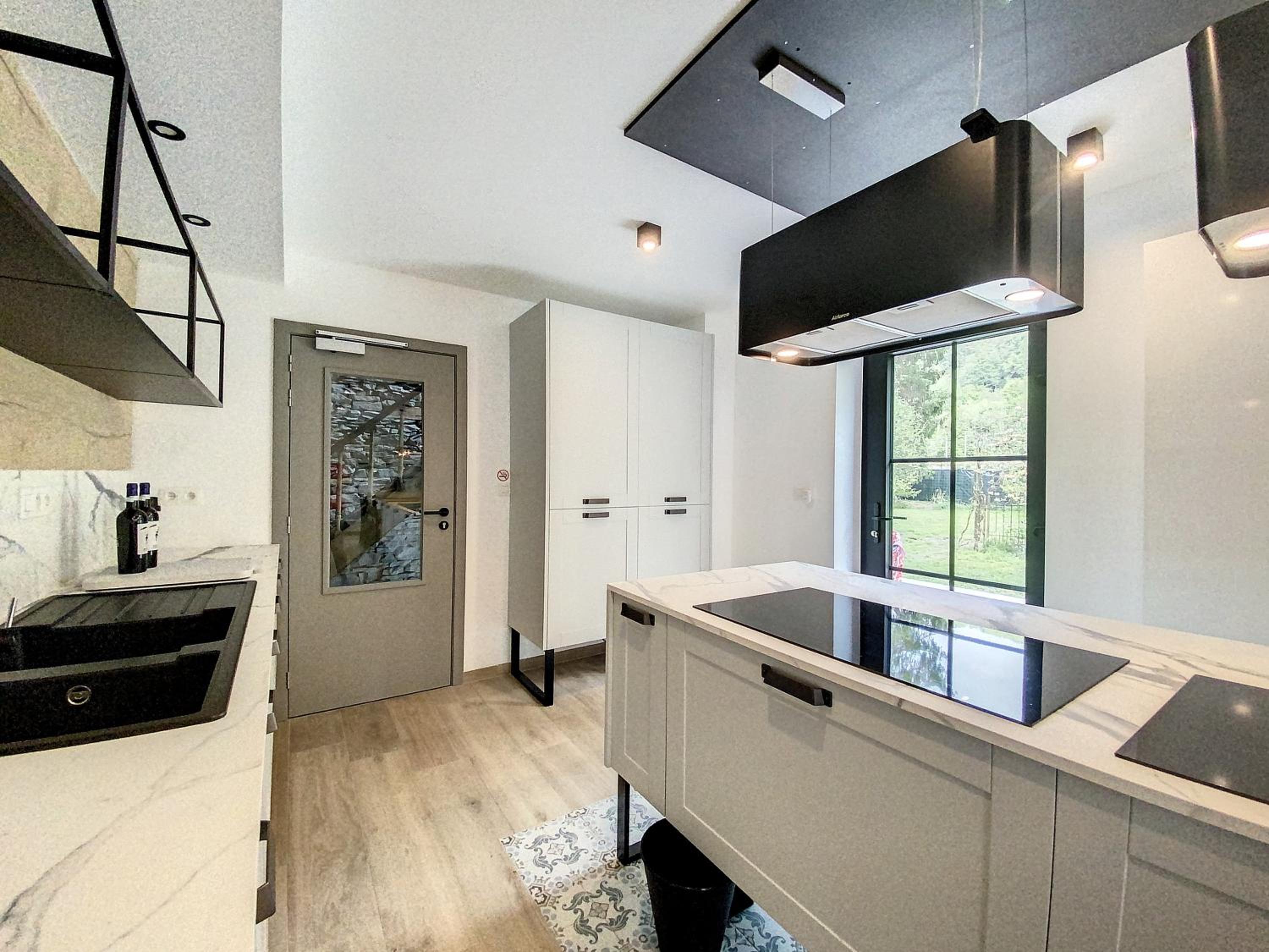 Eight-Bedroom House photo 3