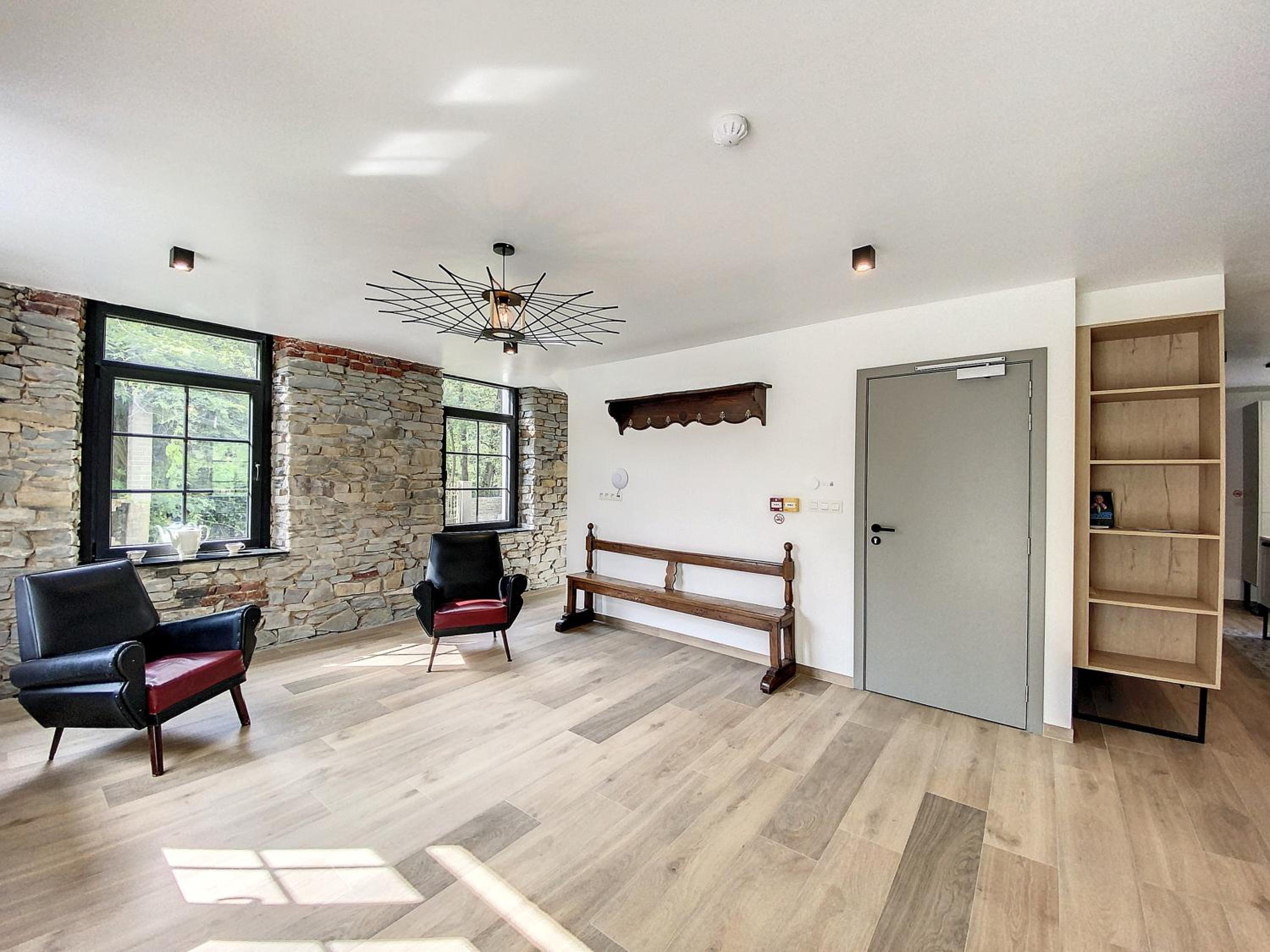 Eight-Bedroom House photo 2