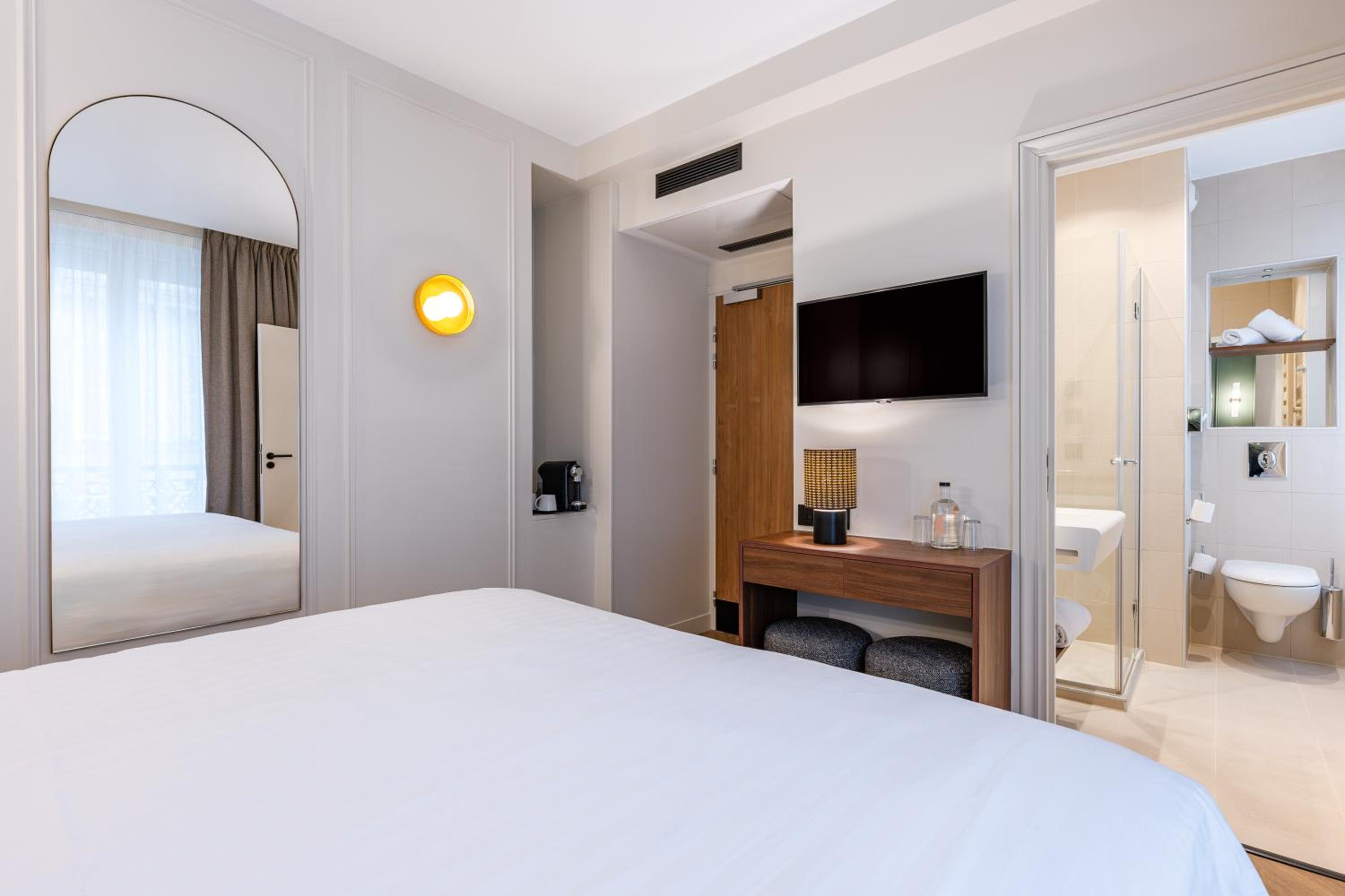 Superior King Room thumbnail 5