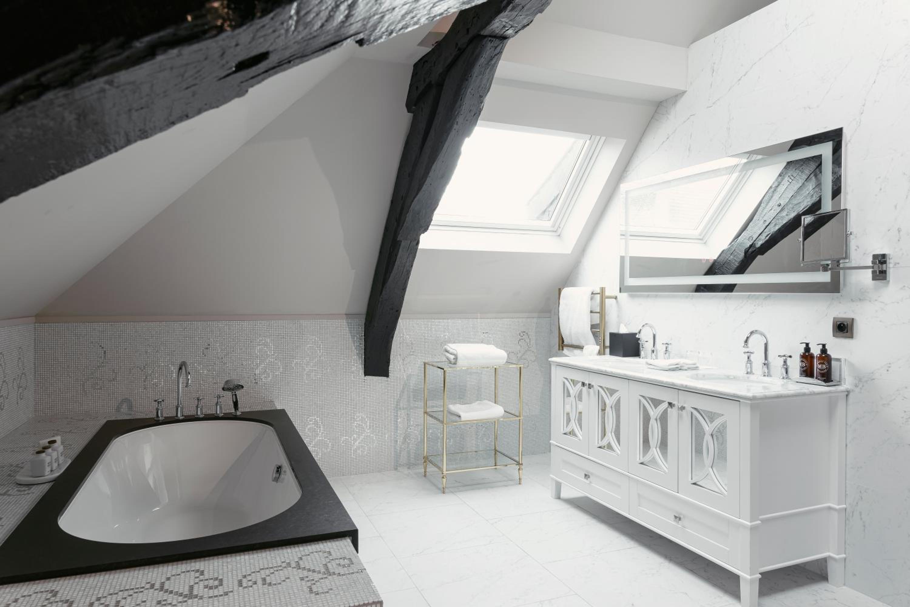 Signature Suite - Photo 7
