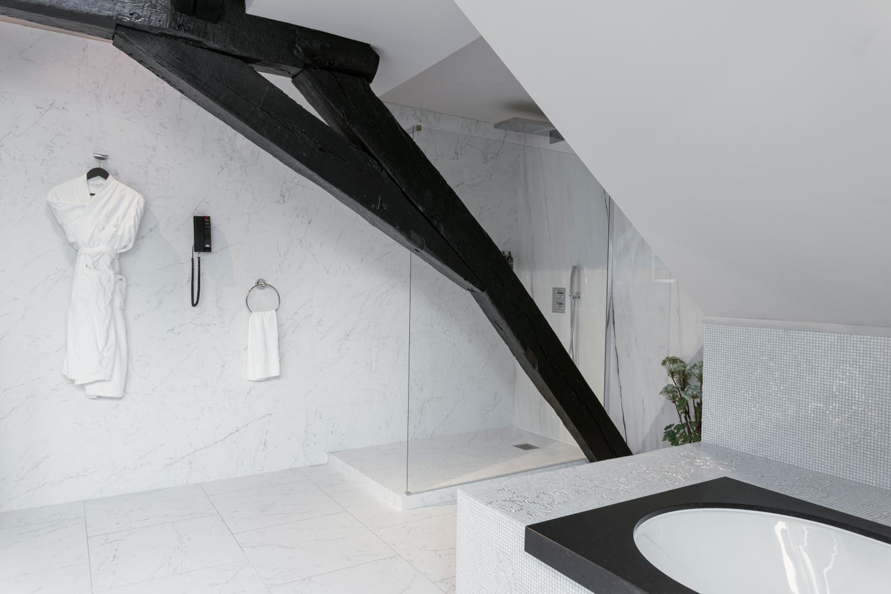 Signature Suite - Photo 9