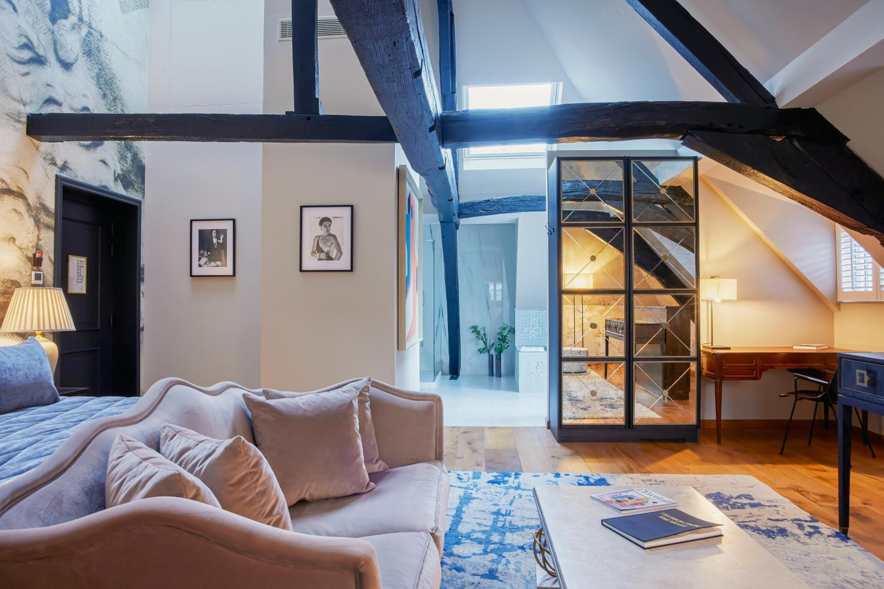 Signature Suite - Photo 3