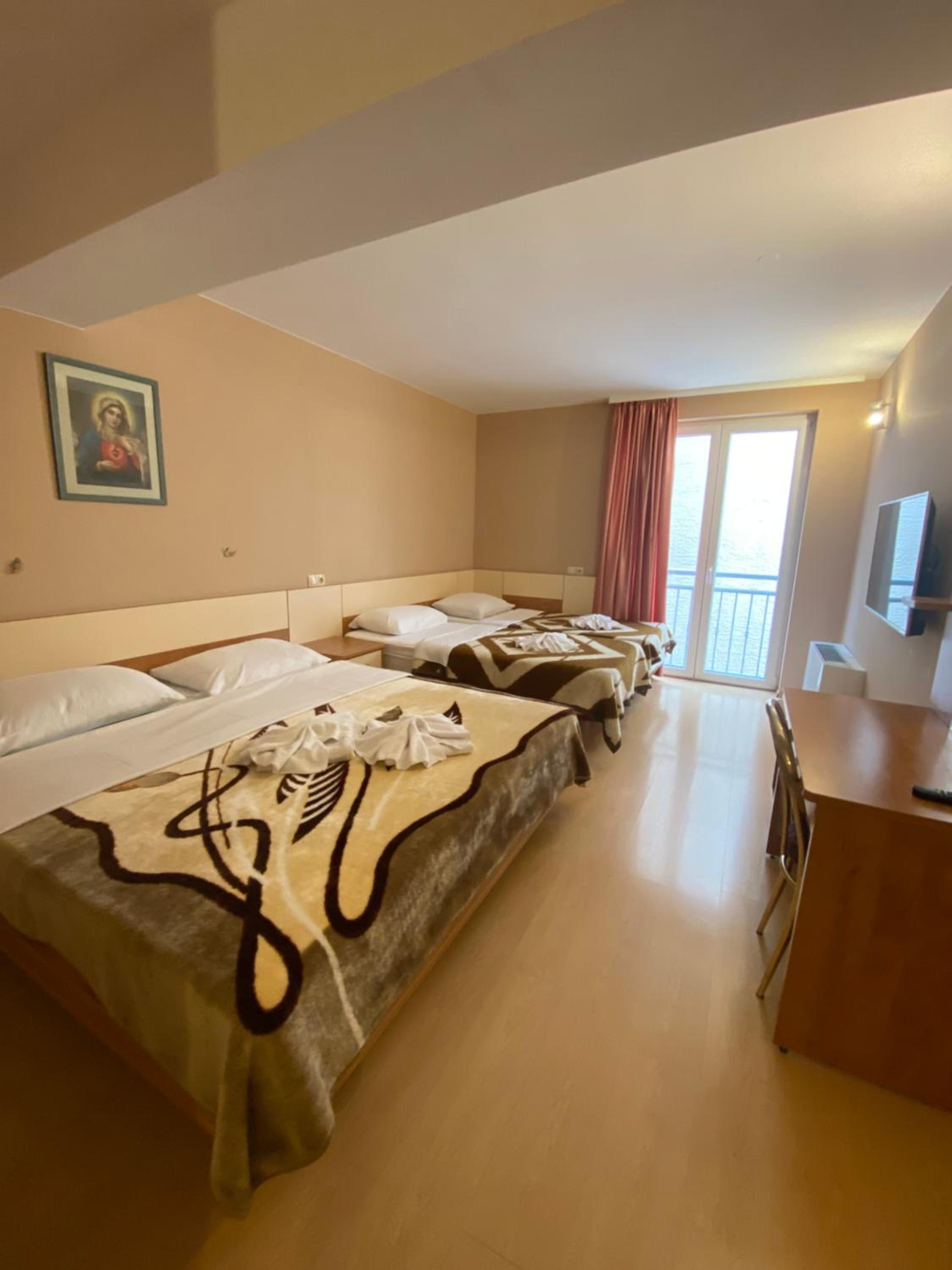 Quadruple Room with Private Bathroom photo 1