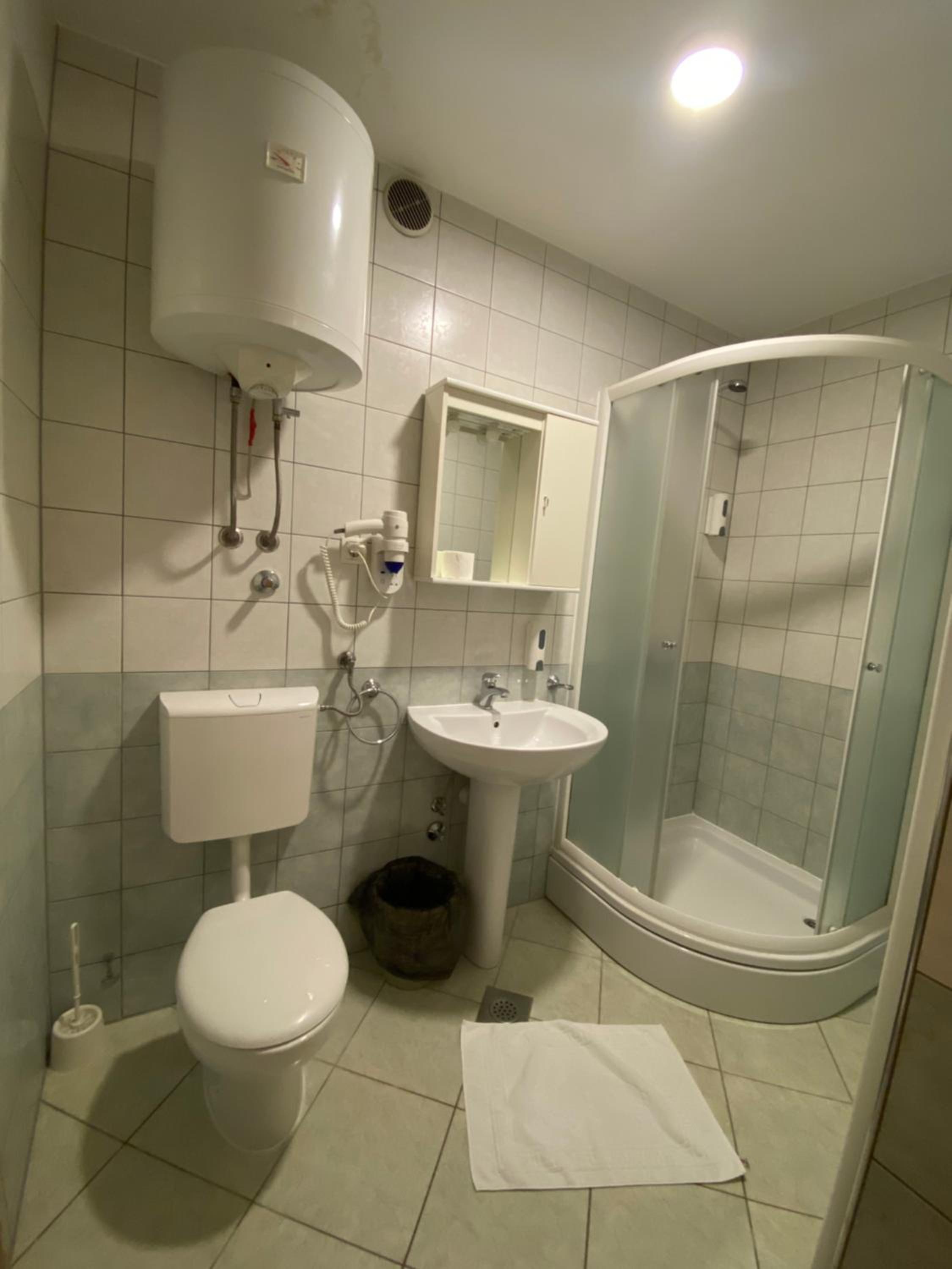 Quadruple Room with Private Bathroom photo 2