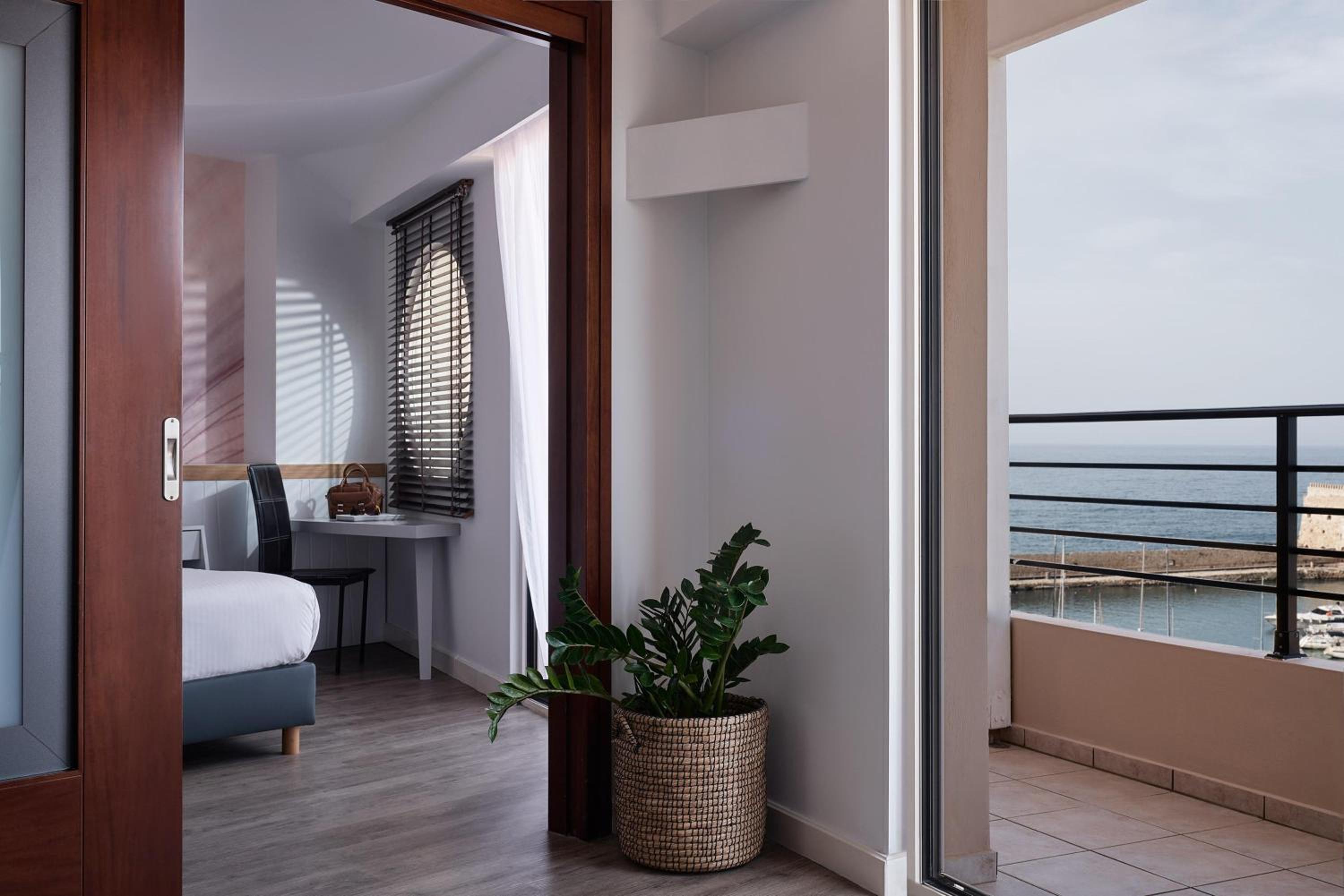 Junior Suite with Sea View - Photo 3