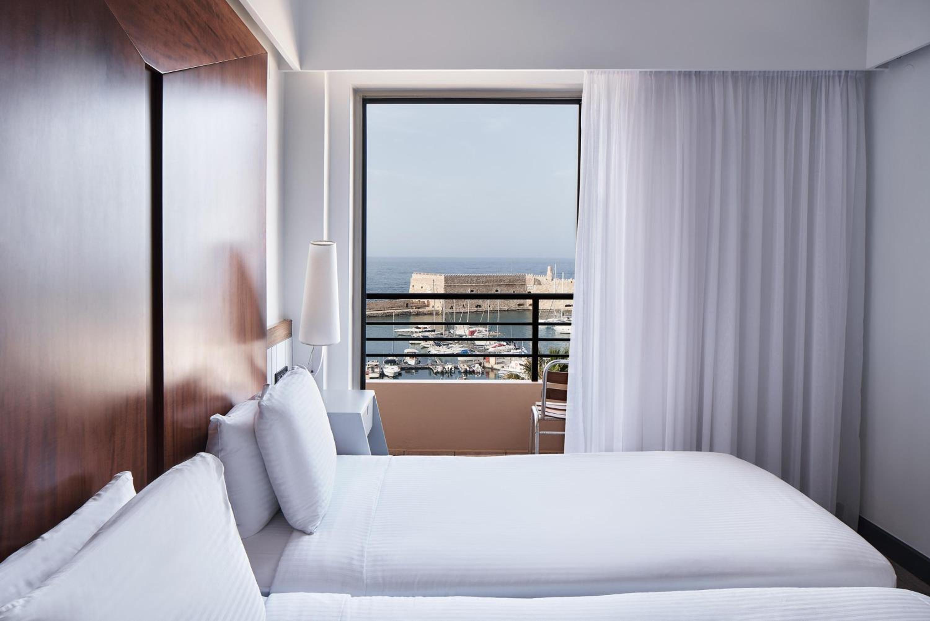 Superior Room with Sea View - Photo 3