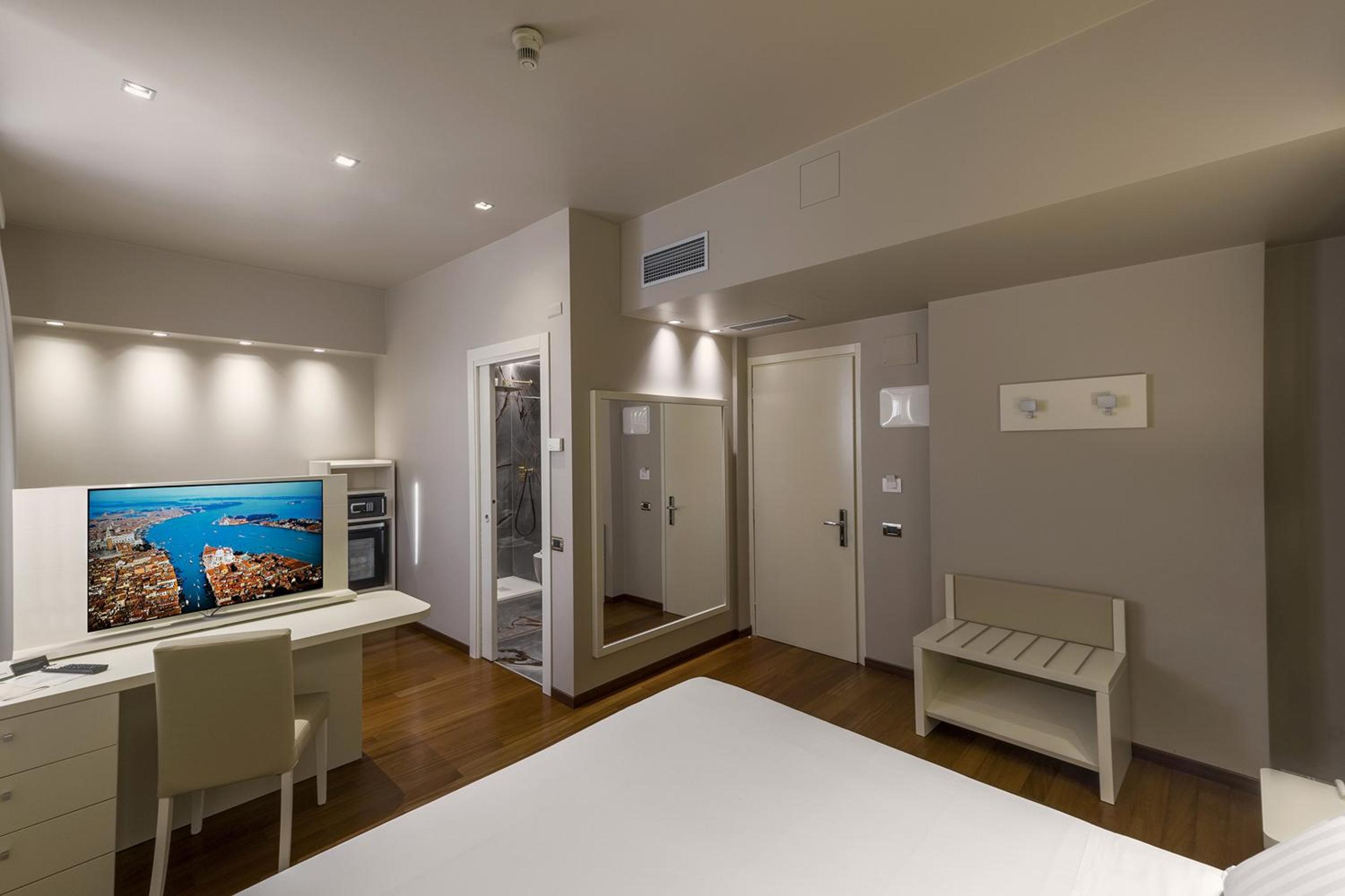 Family Room (2 Adults + 2 Children) - Photo 1