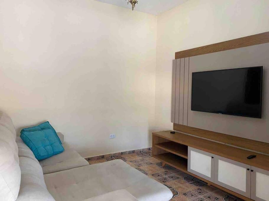 Five-Bedroom House photo 1
