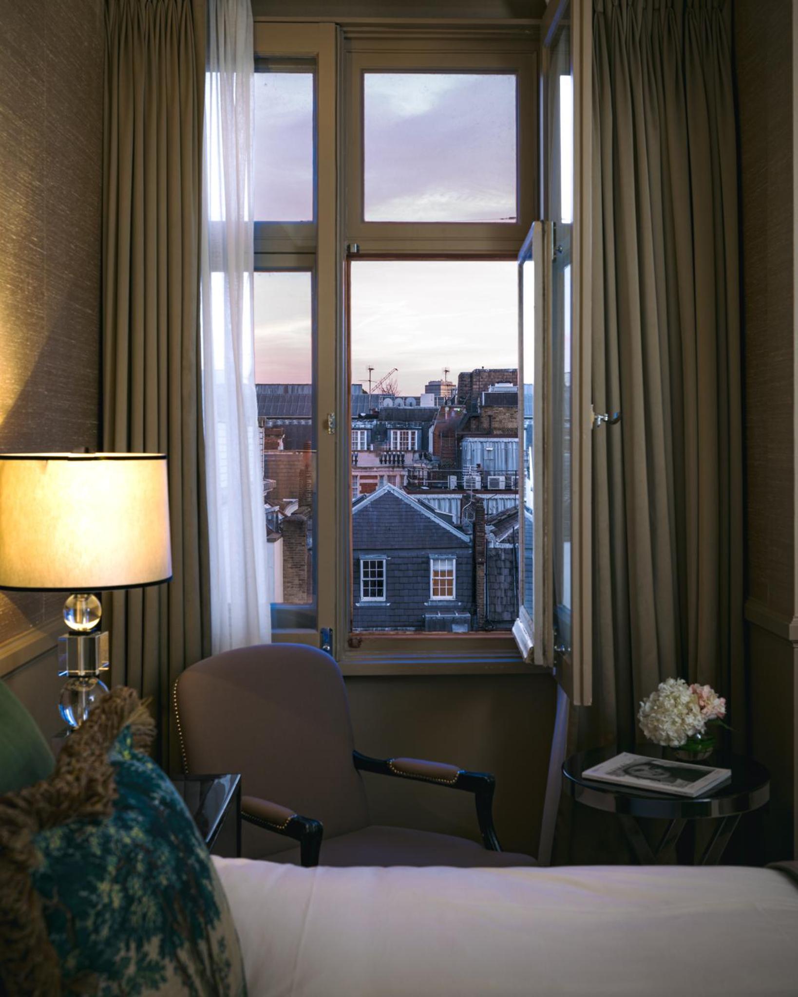 Deluxe Room thumbnail 6