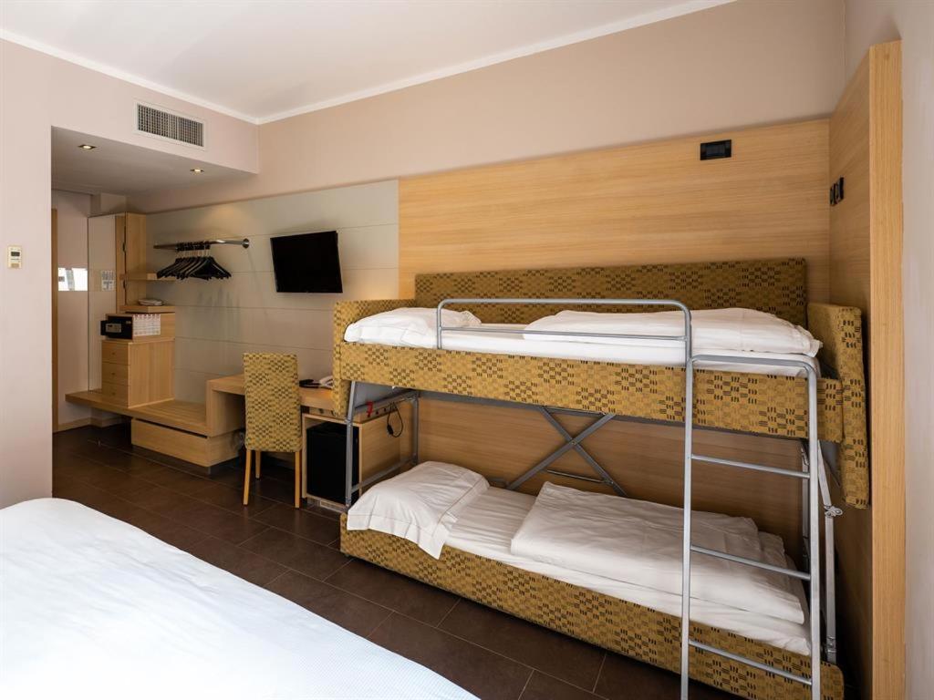 Prestige Quadruple Room with Lake View and Balcony