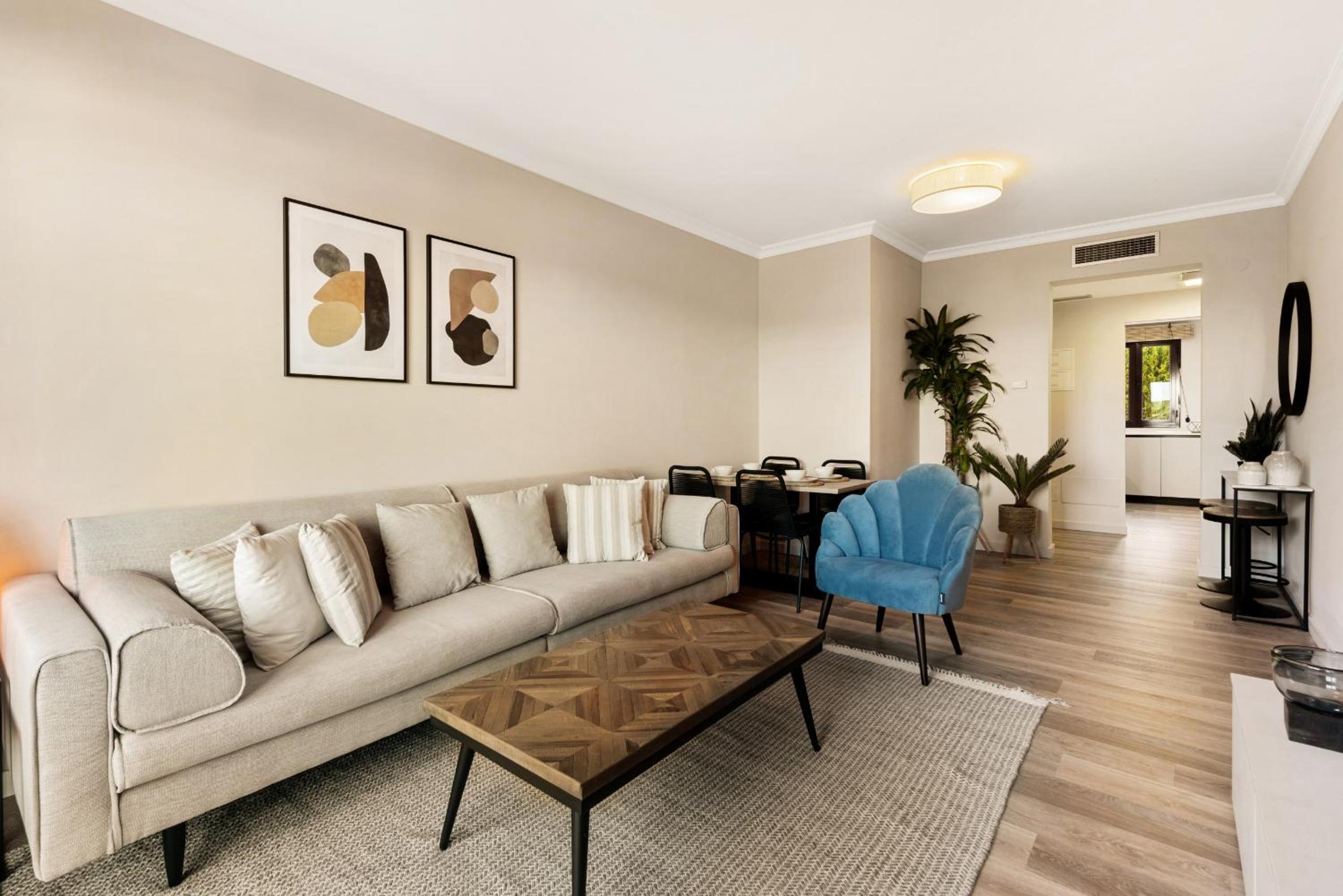 CLASSIC TWO BEDROOM APARTMENT WITH VIEWS photo 2