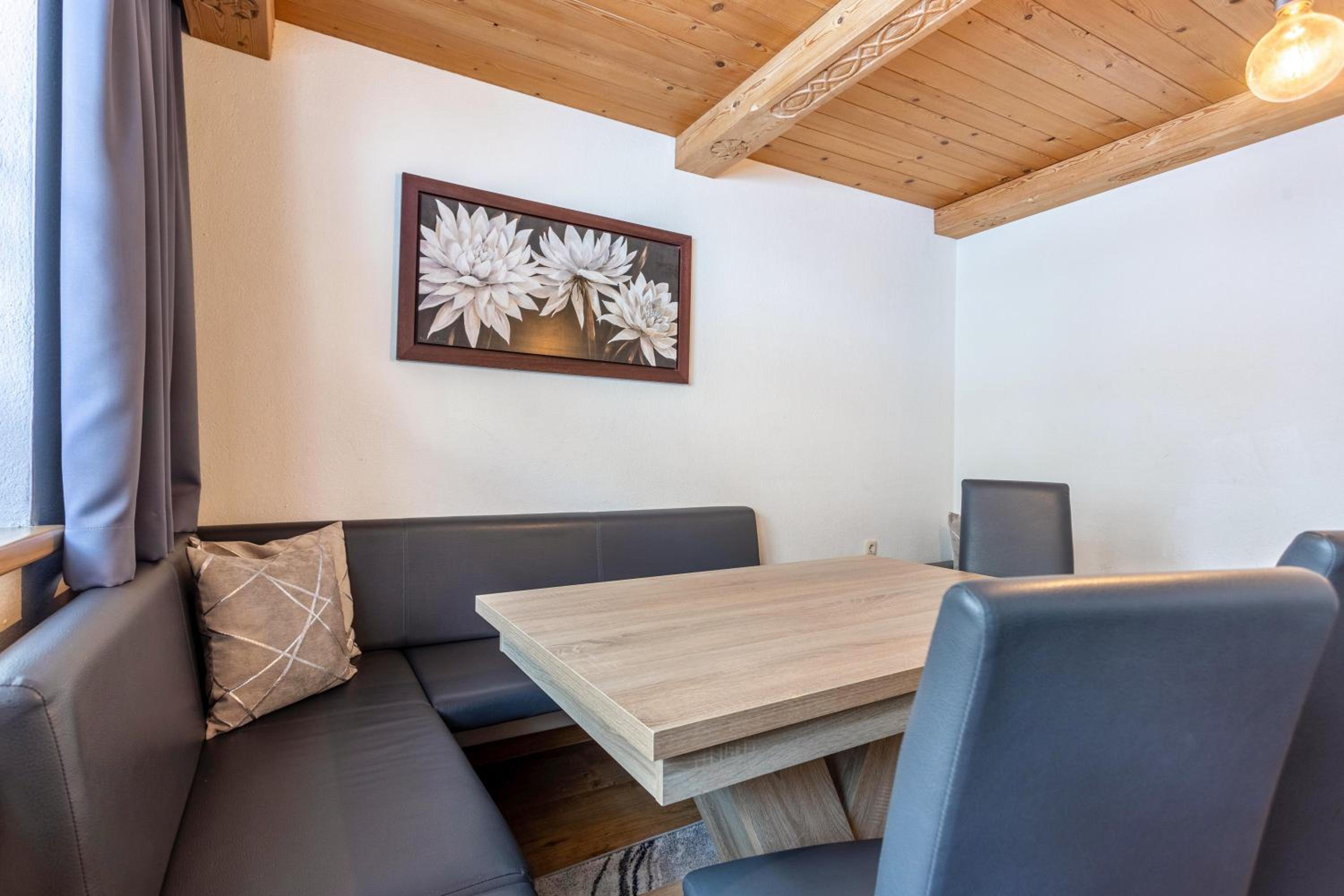 Two-Bedroom Deluxe Apartment with Garden View photo 2
