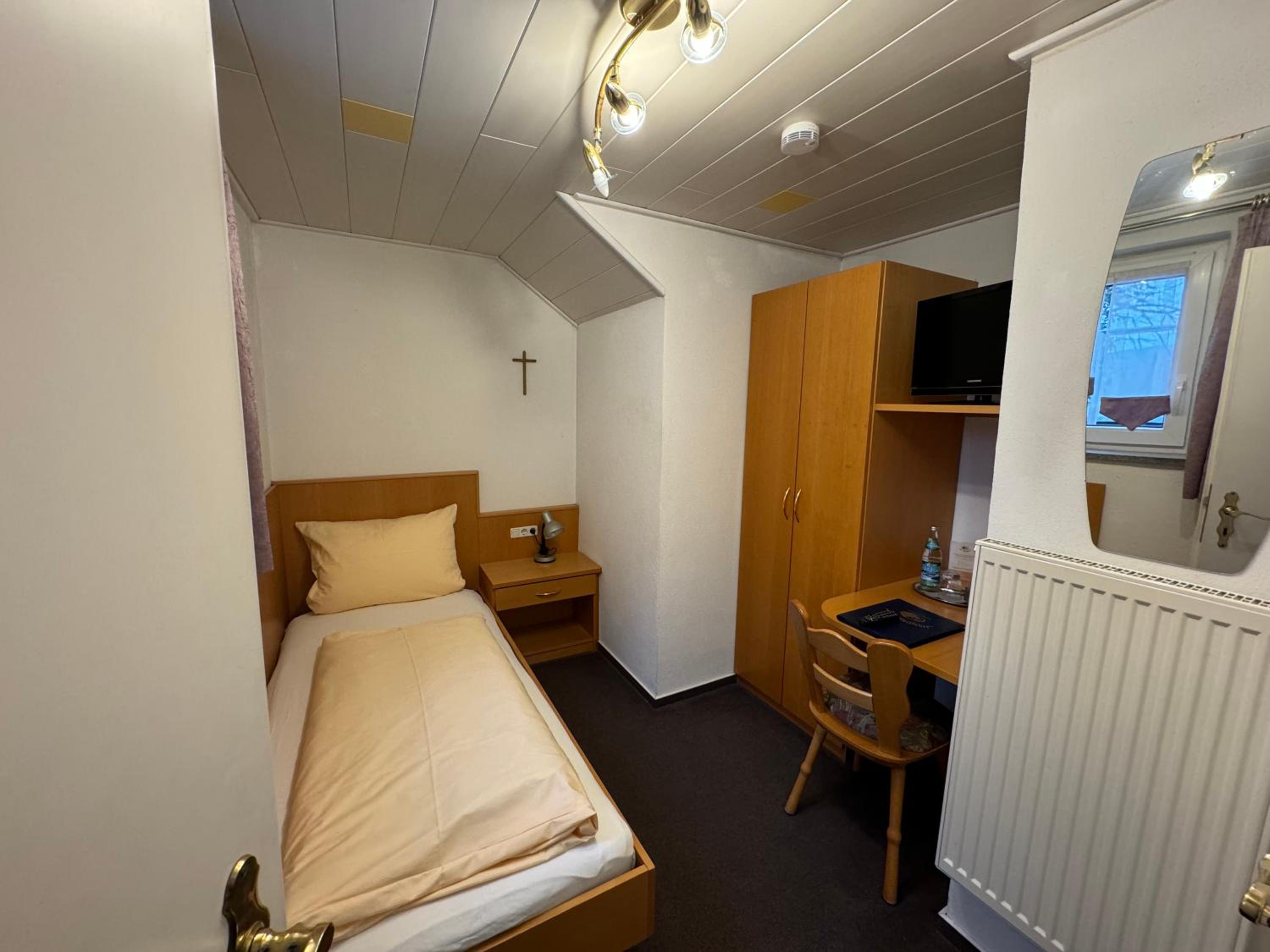 Small Single Room photo 2