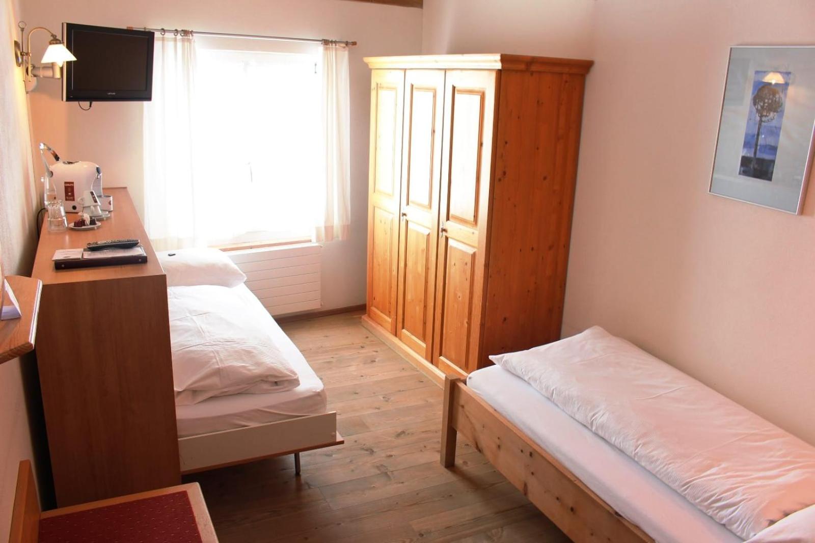 Twin Room with Private Bathroom photo 2