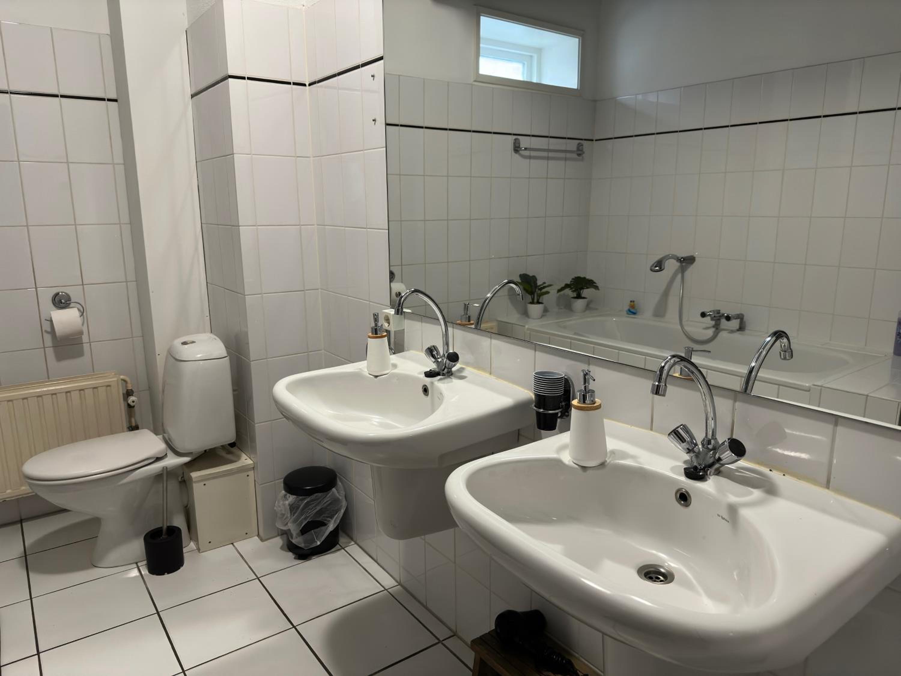Large Double Room with Shared Bathroom photo 2