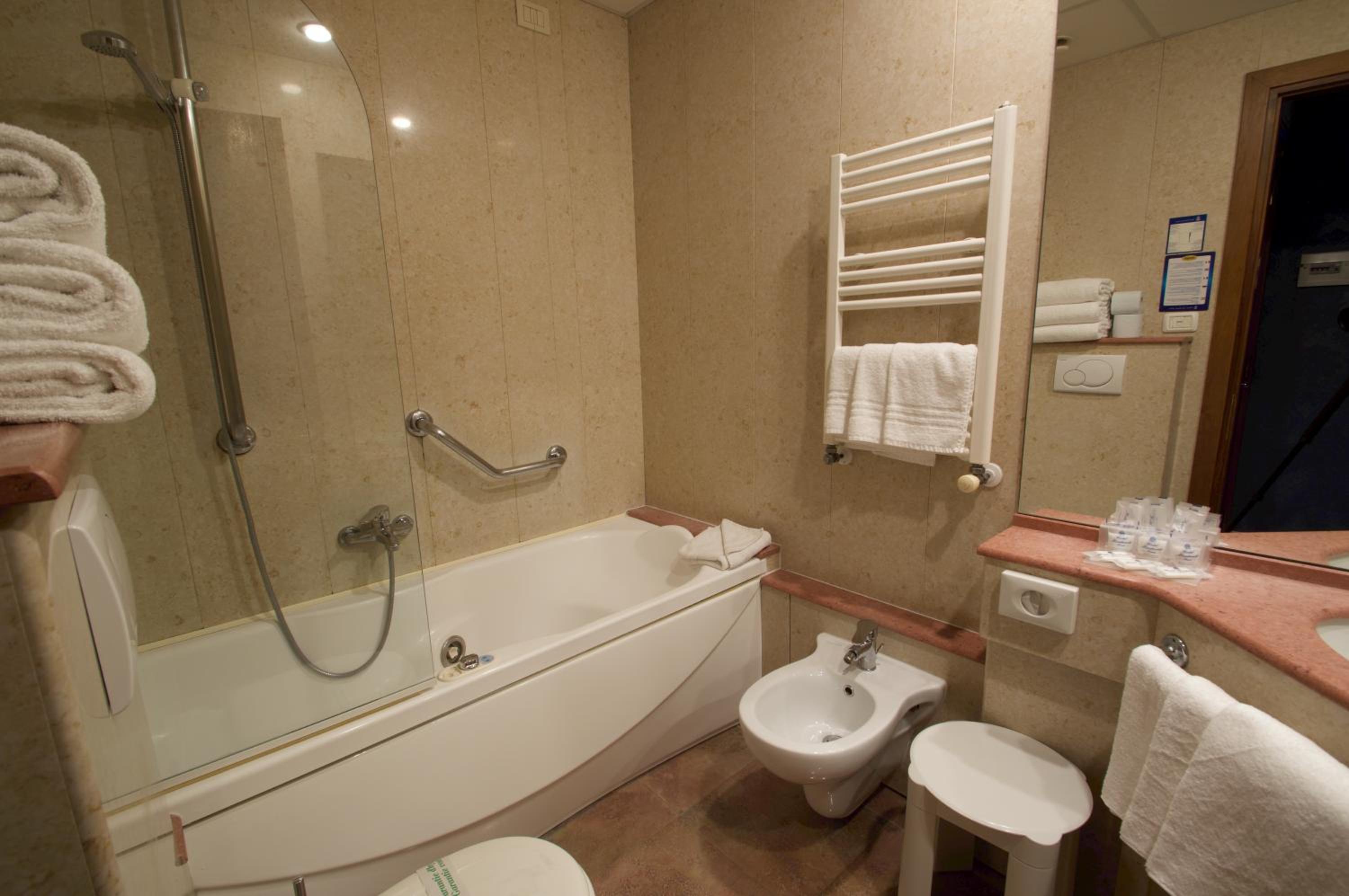 Superior Quadruple Room thumbnail 6